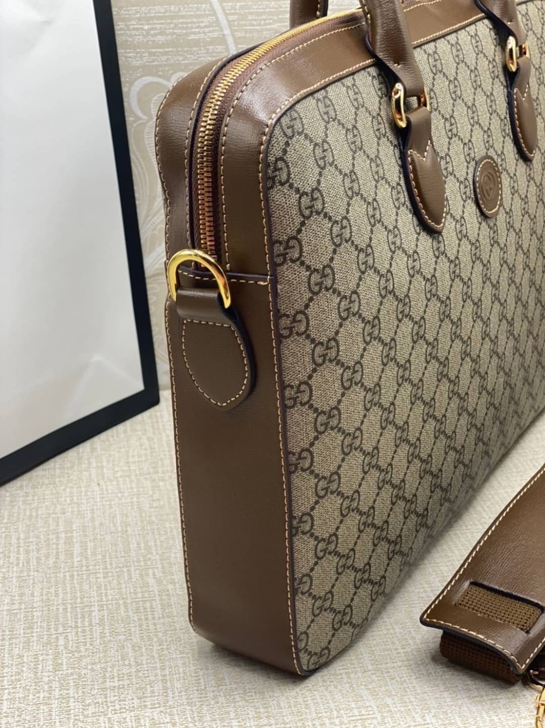 Gucci Supreme Briefcase 40cm GG Supreme work bag / GG laptop bag กระเป๋าสะพายใบใหญ่ ใส่โน้ตบุค/เอกสารได้ พร้อมส่งที่ไทย ภาพสินค้าถ่ายจากงานจริง GG Supreme work bag with Web shoulder strap