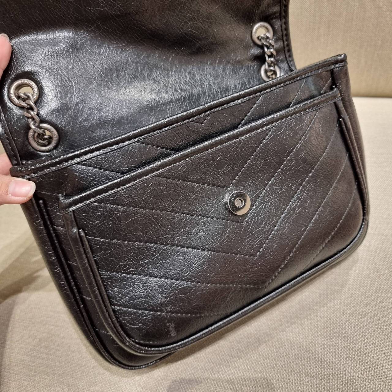 VIP 】หนังแท้ Yves Saint laurent shoulder bag กระเป๋าสะพายทรงคลาสสิค สุดฮอต ดีไซน์เรียบหรู วัสดุหนังแท้ขัดเงา สวย!! ใช้งานง่ายเพียงแค่เปิ-ปิดด้วยกระดุมแม่เหล็ก ภายในโล่งกว้าง จุของได้เลยสบายๆ กระเป๋าสตางค์ใบยาว มือถือ เครื่องสำอางค์ พาวเวอร์แบงค์ หรือจะ ga