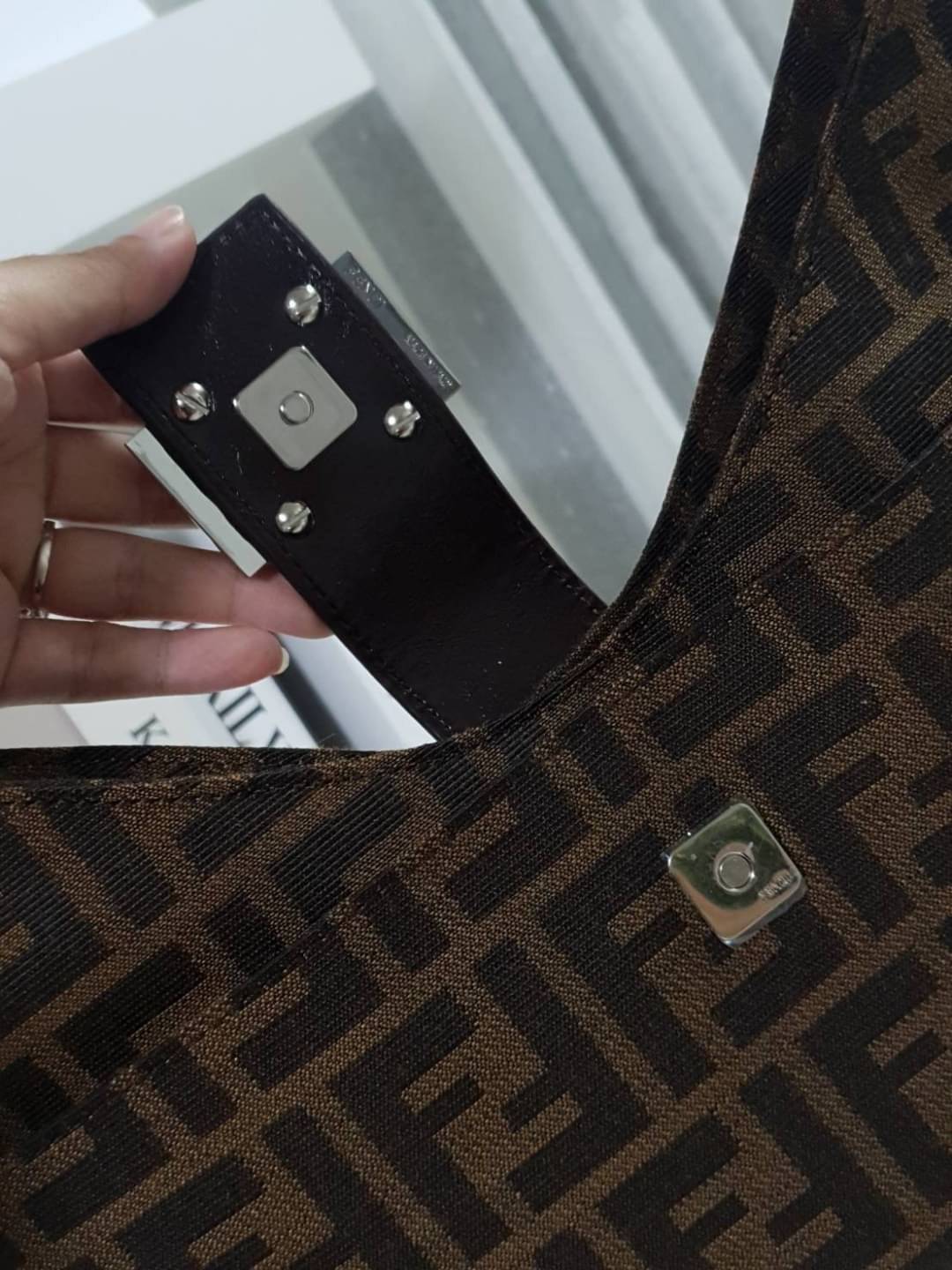 รุ่นใหม่แนะนำ!! FENDI BAGUETTE BROWN FABRIC BAG (GWP) พรีเมี่ยมกิ๊ฟ Limited Edition จาก FENDI วัสดุ CANVAS พิมพ์ลายแบรนด์ เปิดปิดด้วยฝาปิดกระดุมแม่เหล็ก ภายในมีช่องใส่ของแยกสองช่องใหญ่ พร้อมช่องซิปอีกช่อง สามารถใส่กระเป๋าสตางค์ยาว iphone เงิน ของจุกจิกได้