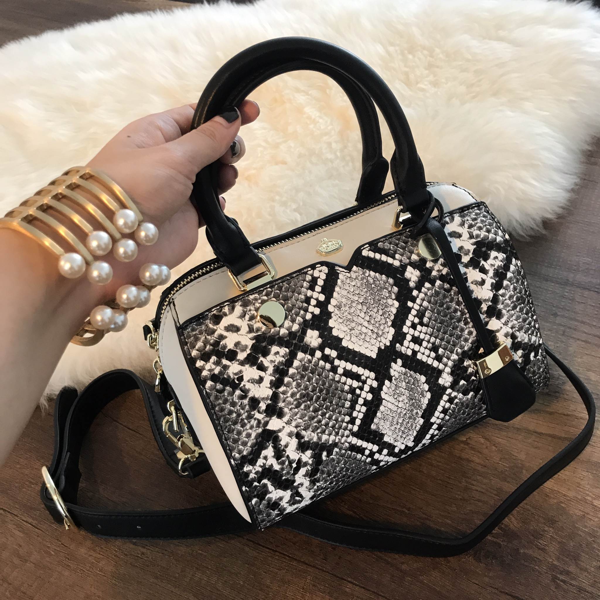 รุ่นใหม่ล่าสุด จากแบรนด์ KEEP ขนาด มินิ หนังลายงูสวยมากคะ ขนาดตอบทุกโจทย์การใช้งาน เห็นแล้ว หลงรักเลยคะ ตัวกระเป๋าขนาดกำลังดี จุของคุ้ม น้ำหนักเบา ดูแลรักษา มัน พร้อมสายสะพายยาว ภายในมีช่องซิป และช่องใส่ของจุกจิก 2 ด้าน เลยค่า หูกระเป๋าพับลงได้คะ