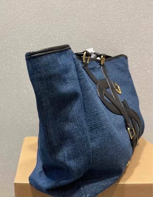 YSL Vavin Tote in Denim Classic 16" / YSL SHOPPING E/W IN SUPPLE LEATHER รุ่นเดนิม กระเป๋าทรงโท้ทใบใหญ่ หน้าโลโก้ใหญ่โดดเด่น ช่องกว้างใช้งานง่าย ภายในโล่งกว้างมาก ใส่ของได้สบาย หิ้วไปเที่ยวต่างจังหวัด สะพายไปต่างประเทศตามใจ!! เลิศตรงที่ดีไซน์ใบนี้เป็