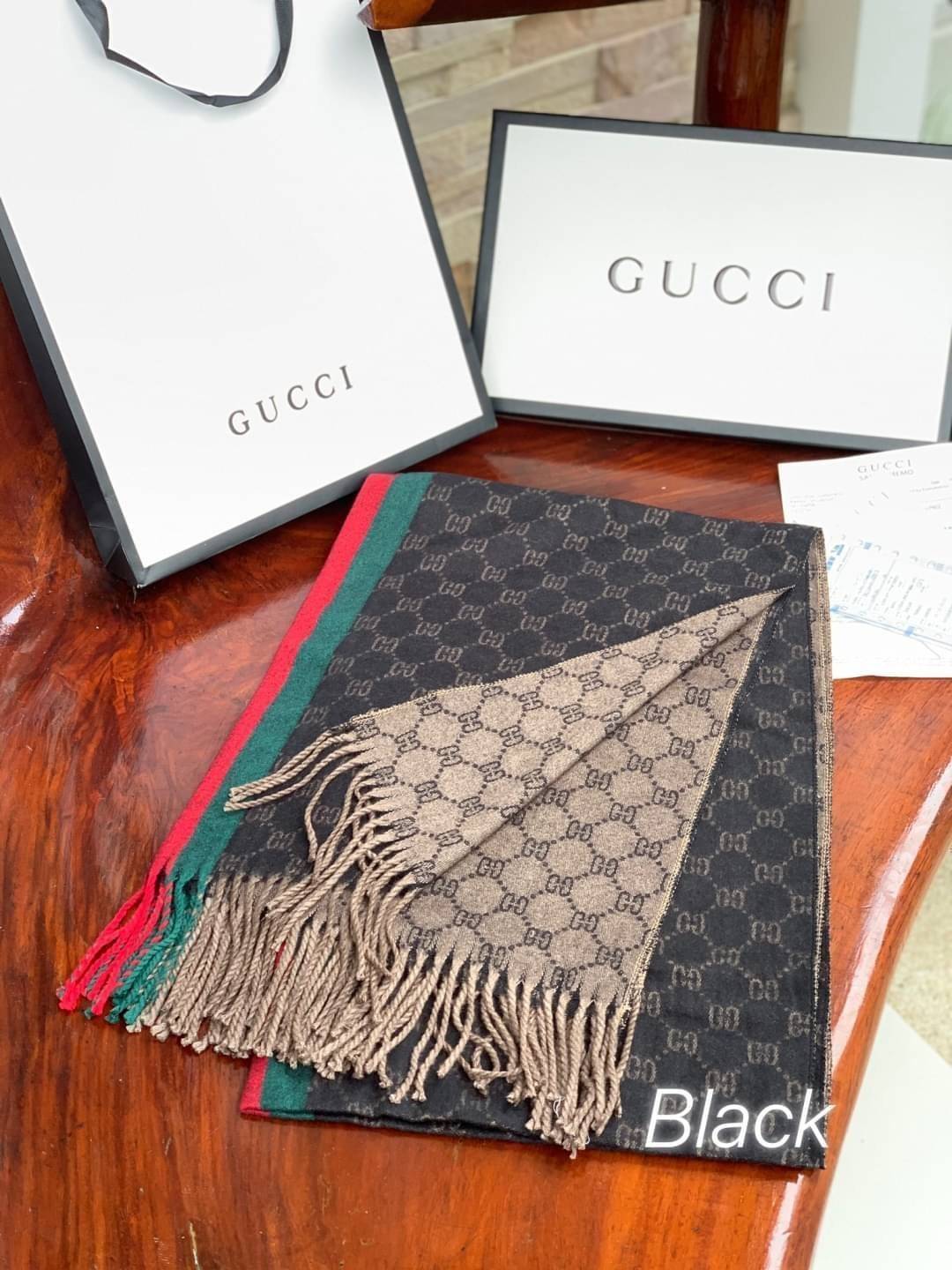 Gucci Classic Print Scarf แบรนด์ดังจากประเทศอิตาลี ด้วยงานพรีเมี่ยมกิ้ฟ ส่งมอบความรู้สึกดีๆให้กับคนที่คุณรัก ในรูปแบบผ้าพันคอและผ้าคลุมไหล่ผืนใหญ่สีสันไม่ฉูดฉาด เหมาะกับชุดที่เป็นทางการหรือลำลองก็ได้ เป็นผ้าที่ให้ความอบอุ่น ถักทอด้วยผ้าcashmere ผ้าเนื้อดี