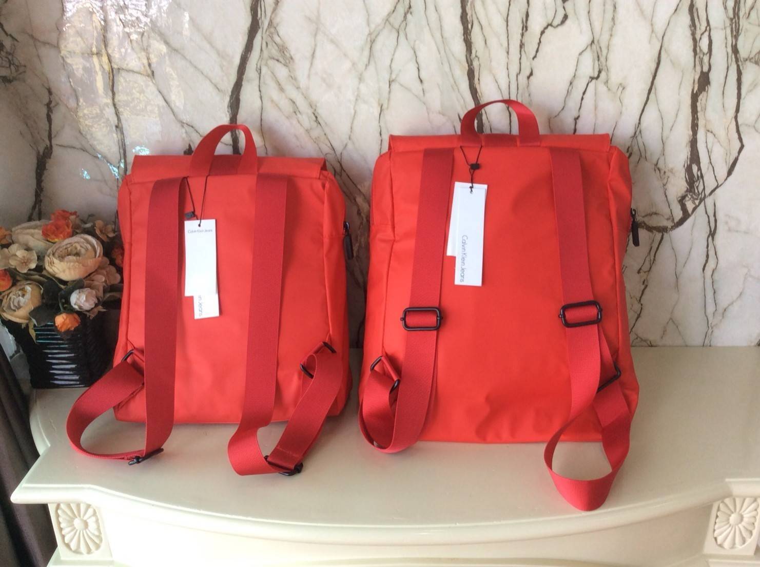 CALVIN KLEIN JEANS NYLON BACKPACK กระเป๋าสะพายเป้มี 2 size ให้เลือกตามการใช้งาน วัสดุ Nylon + Polyester 100% น้ำหนักเบา กันน้ำปานกลาง ด้านหน้าสกรีนโลโก้ Calvin Klein Jeans เปิดปิด 2 ชั้น ด้วยตัวล็อค เเละซิปเดียวด้าน ภายในกว้าง ใส่ A4, iPad หรือเสื้อผ้าได้