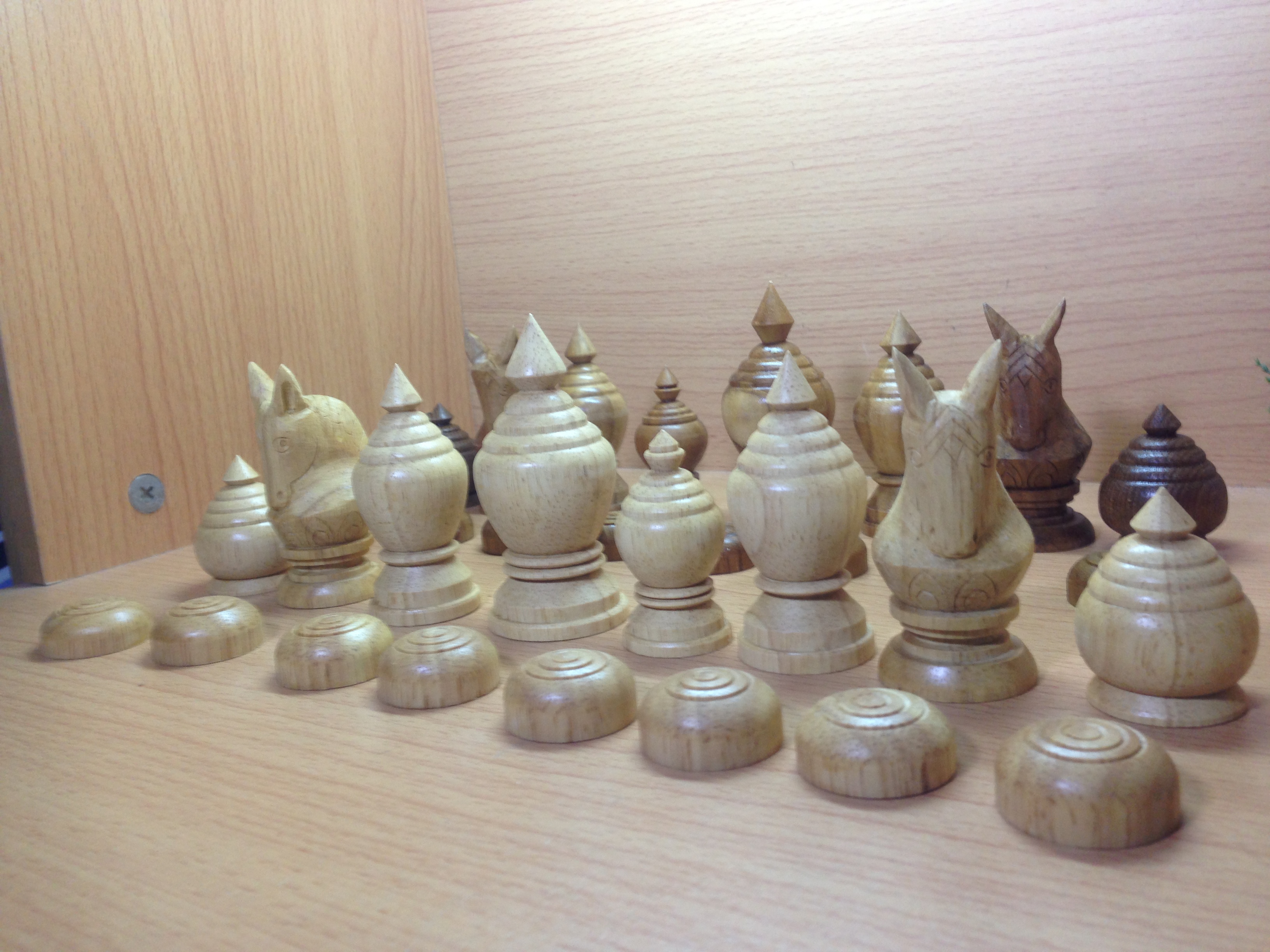 ตัวหมากรุกไทยชุดพยุหคีรีไม้ยางพาราและไม้สัก