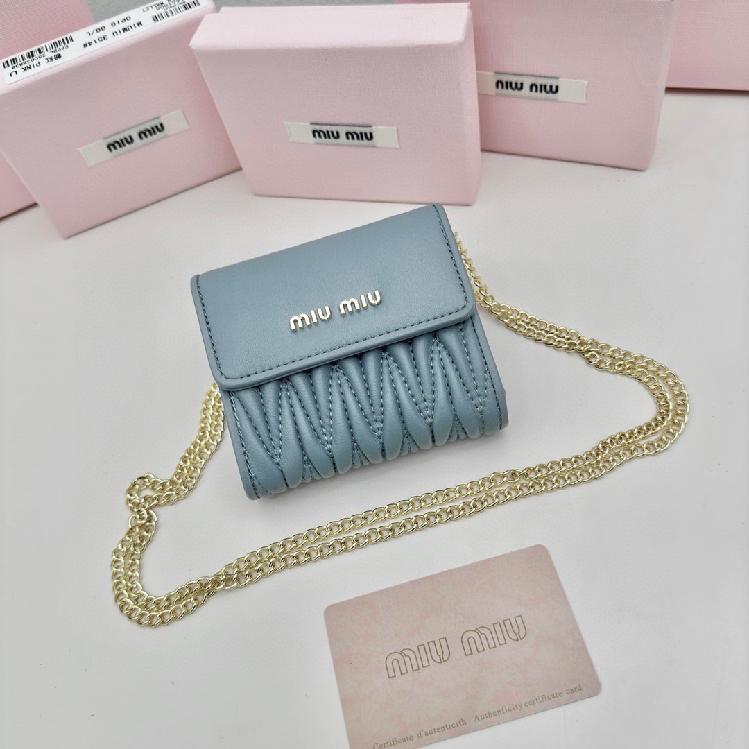 Miu Miu Quilted Wallet On Chain / MIU MIU Wallet Nappa Matelassé Leather กระเป๋าสตางค์หนังแนปป้า พร้อมสายสะพายอะไหล่ทอง