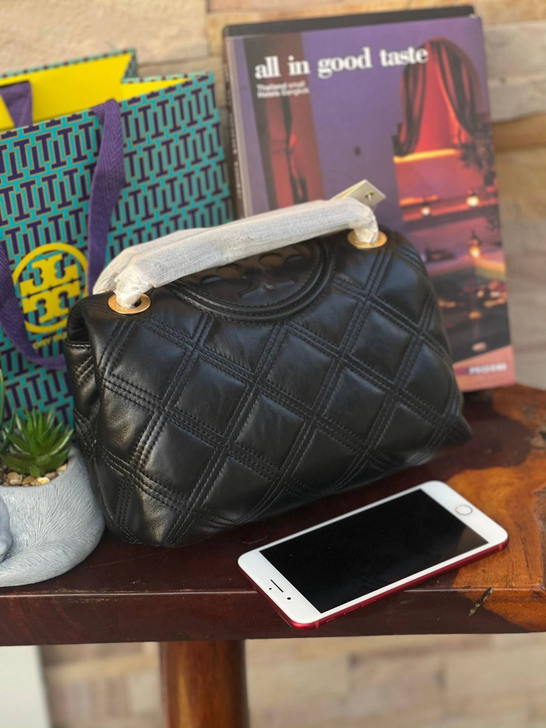 ของแท้ 💯% Tory burch Fleming Soft Small Convetible Shoulder bag กระเป๋าเฟลมมิ่ง (Fleming) สุดคลาสสิค ทำจากหนังนุ่มกับเทคนิคการเย็บแบบควิลท์ เพิ่มความเป็นเอกลักษณ์ด้วยโลโก้ลายดับเบิ้ล