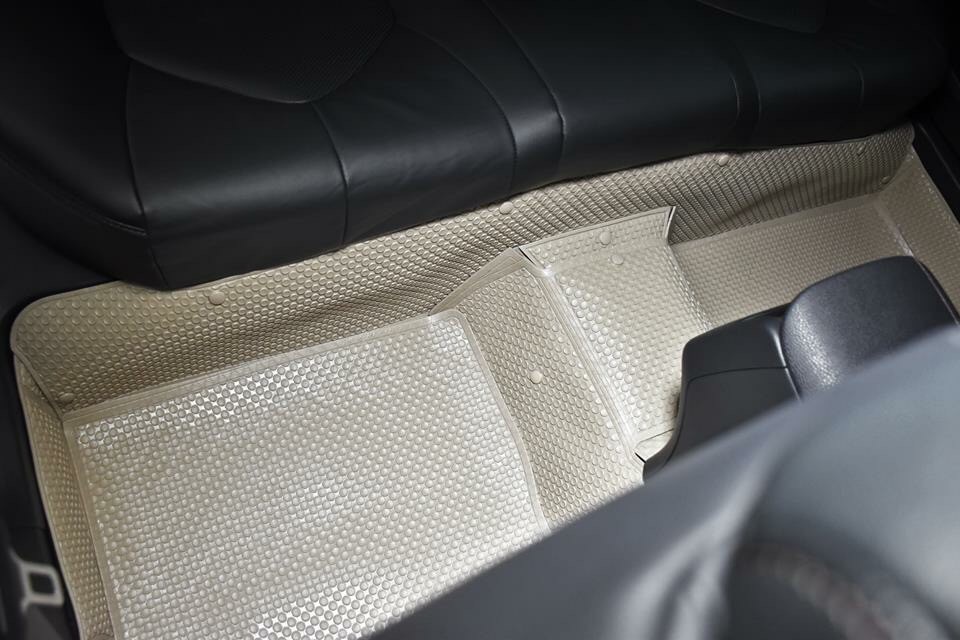 พรมปูพื้นรถยนต์ TOYOTA CAMRY 2019-24 กระดุมเม็ดเล็กรีดขอบ สีครีม เต็มคัน เข้ารูป