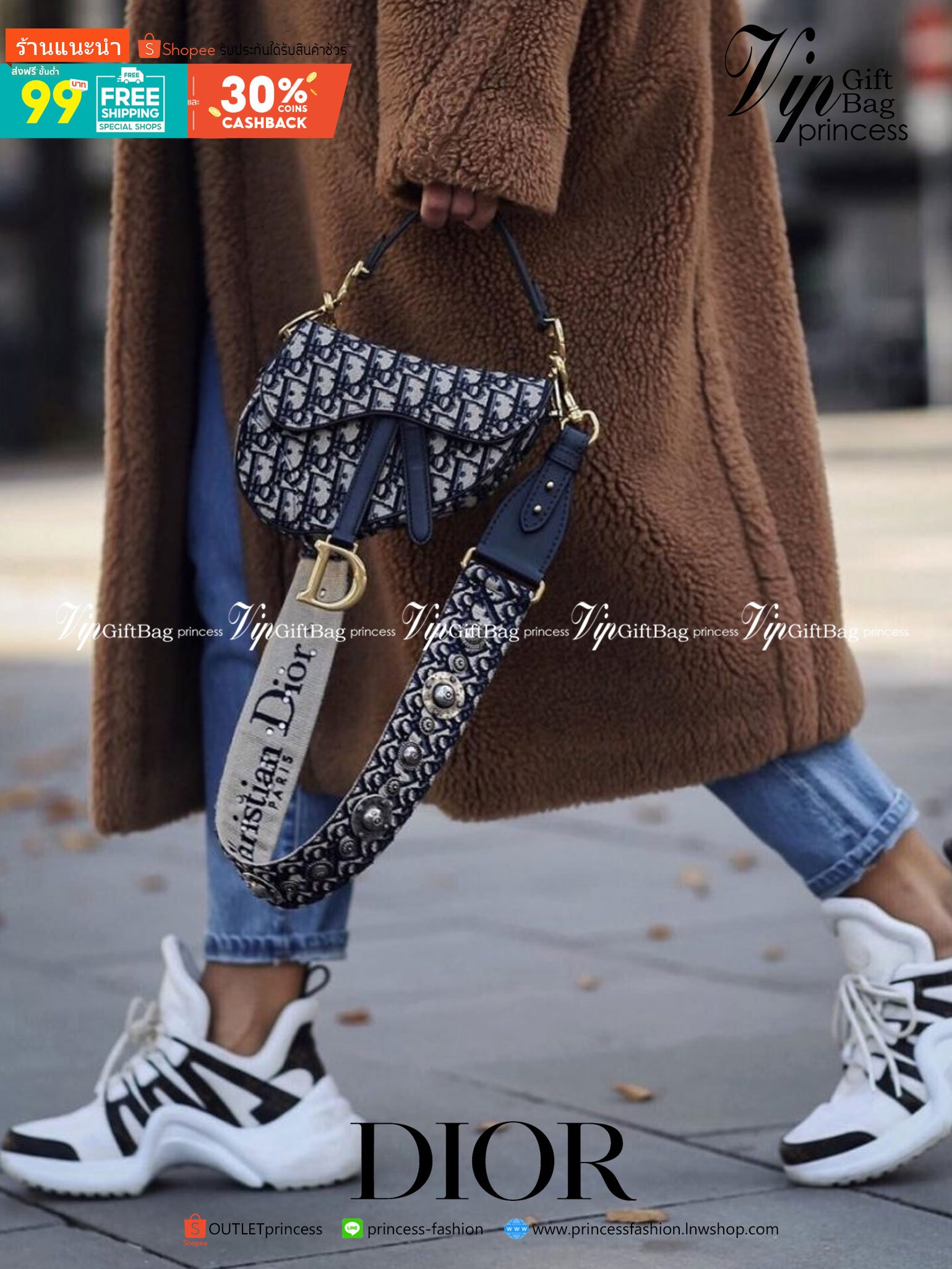 หนังแท้ DIOR SADDLE BAG Oblique Embroidery รุ่นใหม่ กระเป๋ารุ่นยอดนิยมตามแบบฉบับแบรนด์ งานทอลายคมชัด ใช้งานได้ 2 แบบ สะพายยาว CROSSBODY และสายสั้นถือได้เก๋ๆ ลุคนี้คูลสุดๆ เลยค่าา ภาพถ่ายจากสินค้าจริง! สวยมาก พร้อมส่งที่ไทยราคาสุดคุ้ม สาวๆ ห้ามพลาดค่ะ!