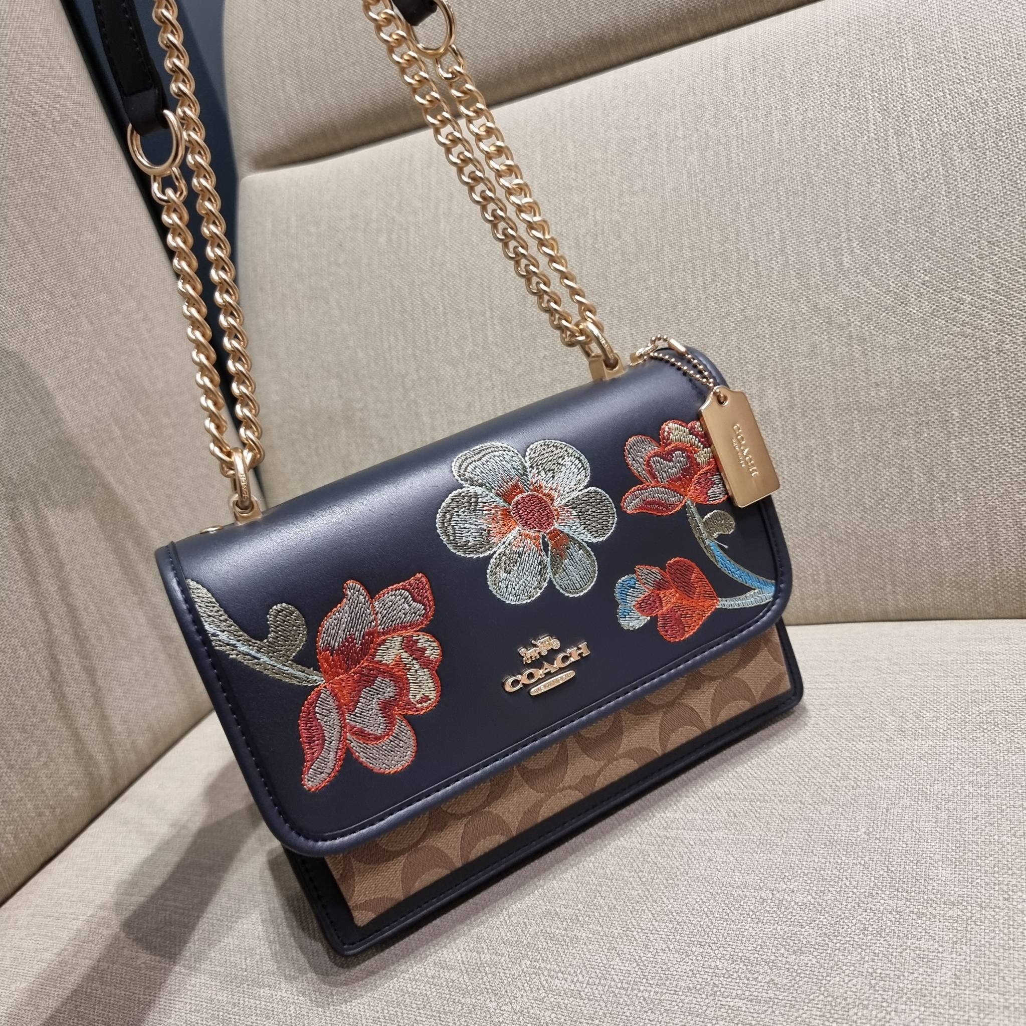 COACH C9230 KLARE CROSSBODY IN SIGNATURE CANVAS WITH FLORAL EMBROIDERY น้องใหม่คอลล่าสุด กับกระเป๋าสะพายข้าง โทนสีละมุนลูกคุณหนู ดีไซน์ปักดอกไม้เพิ่มลูกเล่น ให้ดูแพง วัสดุผนังแคนวาสสลับหนังแท้ สายสะพายโซ่สลับหนัง สะพายยังไงก็ขับผิว เปิด-ปิดด้วยกระดุมแม่เห