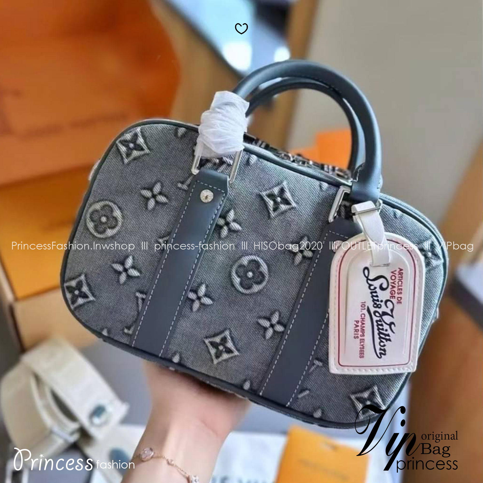 LV Denim Camera Box Bag กระเป๋าสะพายทรงกล้อง งานเดนิมฟอก คอลใหม่สุดคลาสสิก สวยเท่ห์มาก ปั้มลายโมโนแกรมนูนสวยโด่ดเด่น ใช้งานได้อเนกประสงค์มีสายยาวแบบถอดได้ 2เส้น แมทช์กับเสื้อได้หลากหลายสไตล์