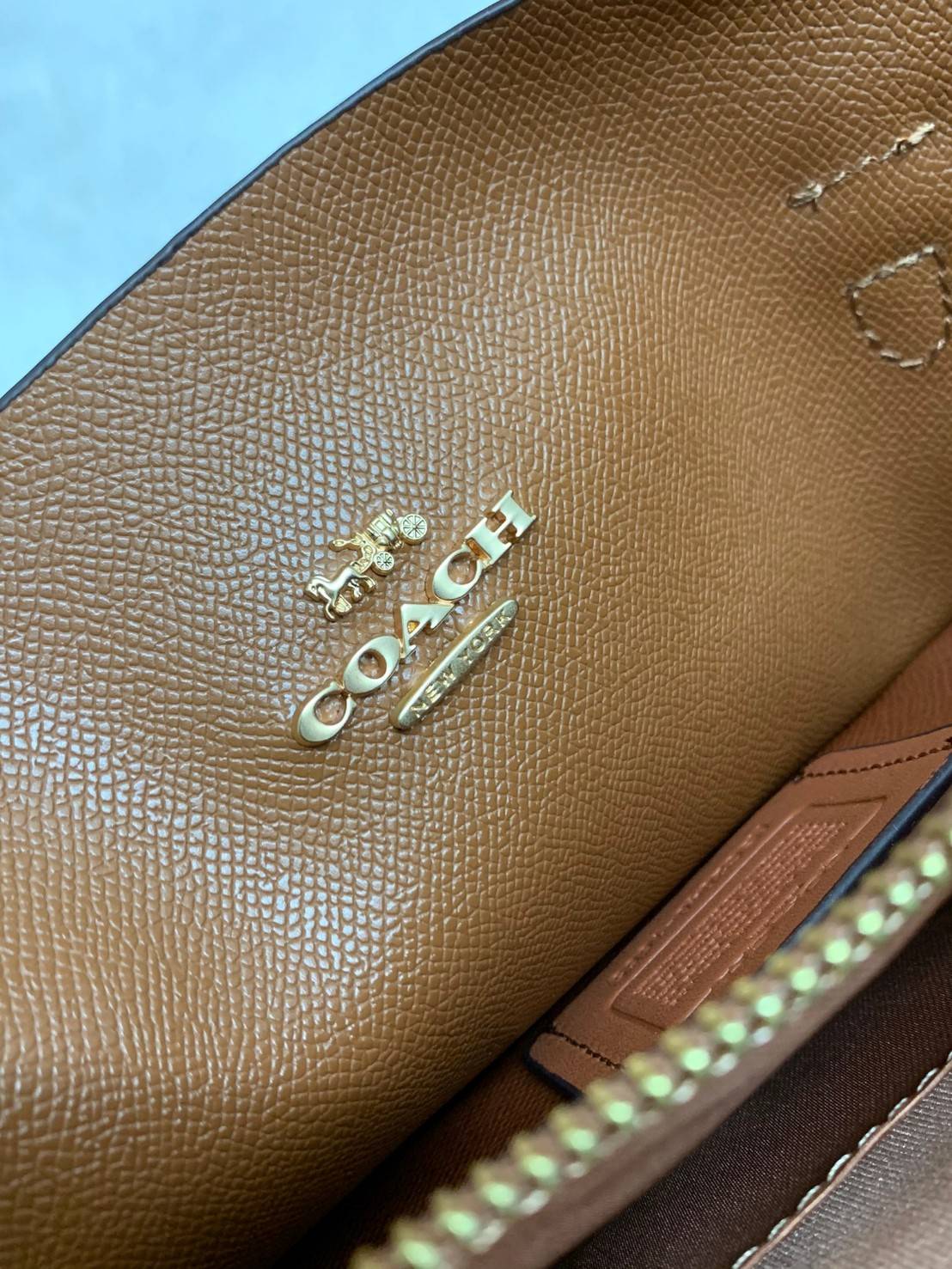COACH MOLLIE TOTE IN SIGNATURE CANVAS ((1665)) พร้อมส่งอีกครั้ง ห้ามพลาดค่า! กระเป๋าหิ้ว//คล้องไหล่ ใบใหญ่ ทรงTote หนังแท้นิ่มอย่างดีค่ะ ภายในแบ่ง2ช่องใหญ่ สามารถใส่ A4ได้เลย ช่องกว้างมากๆ มีช่องกระเป๋าซิปกลางให้ใส่ของอีกช่องนะคะ