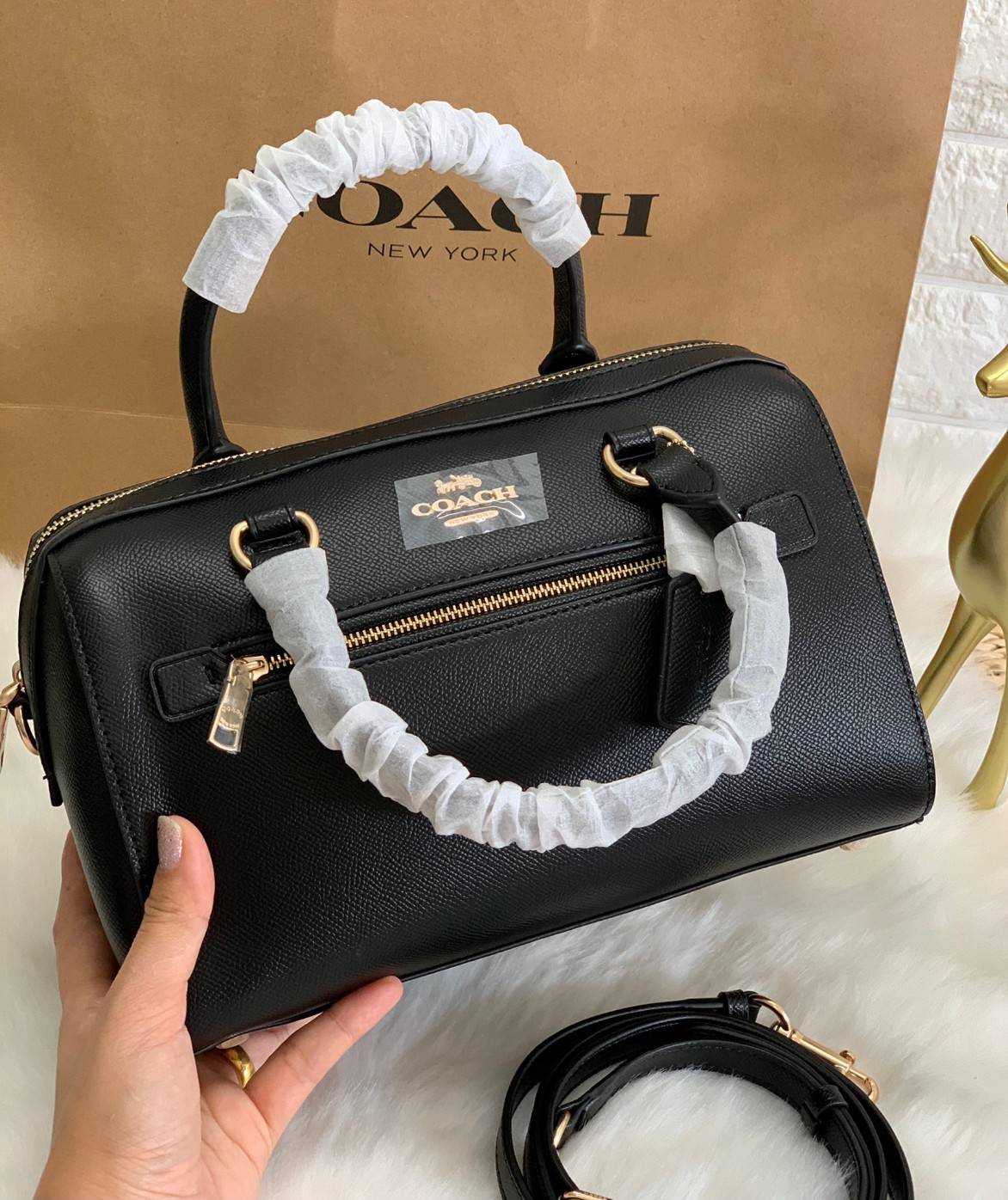 COACH ROWAN SATCHEL BAG ((79946)) กลับมาอีกครั้ง พร้อมสีหายากค่ะ! กระเป๋าหิ้วทรงหมอนสุดฮิตของสาวๆ//สะพายข้างได้ หนังแท้ ลายหนังสวย ทรงสวย ด้านหน้ามีช่องซิปให้หนึ่งช่อง เปิดปิดช่องหลักแบบซิป ภายในกว้างใส่ของจำเป็นของสาวๆได้ครบ มีช่องเล็กและช่องซิปใส่ของจุก