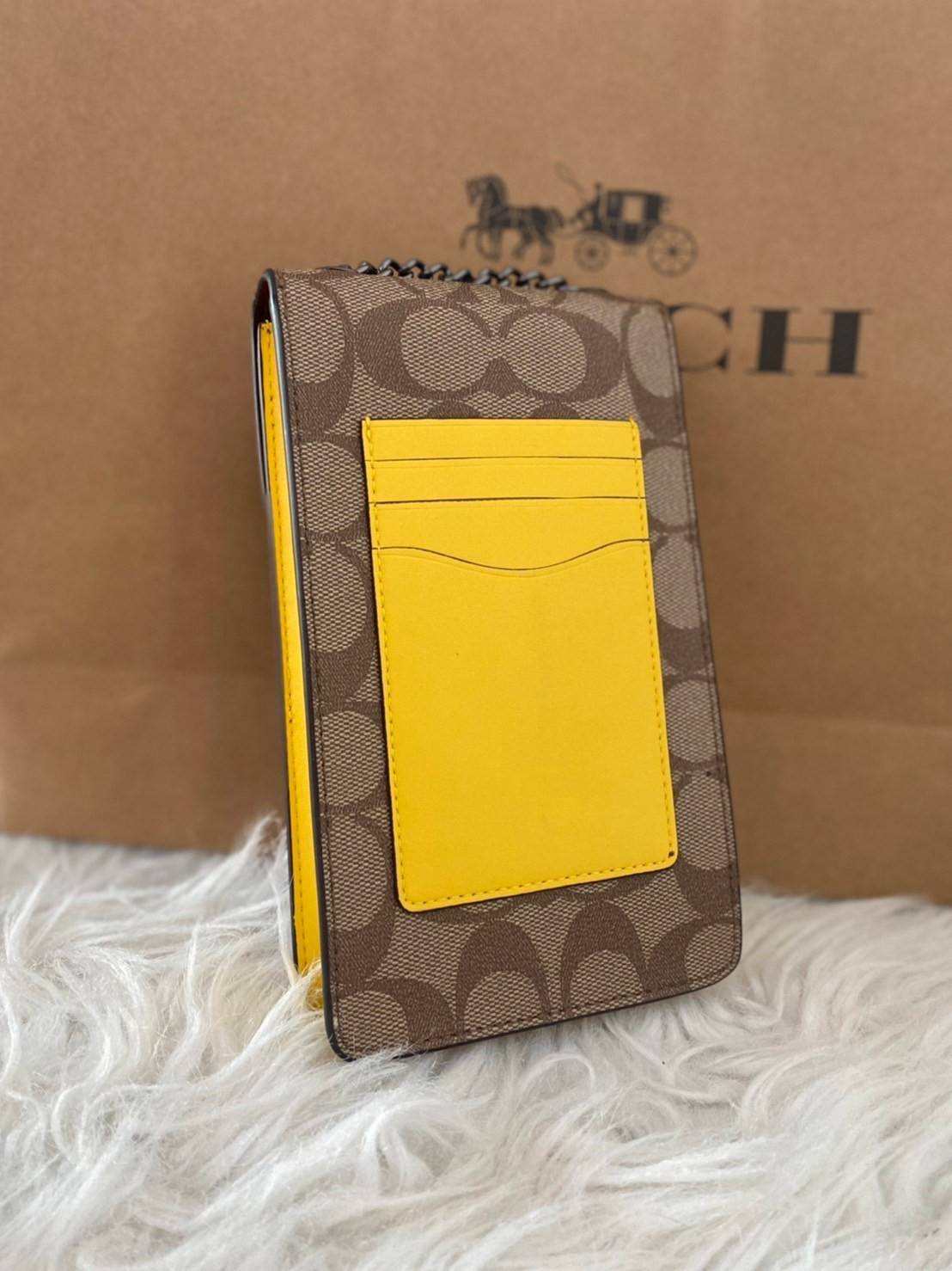 COACH NORTH/SOUTH CROSSBODY IN SIGNATURE CANVAS แจกความสดใสกันอีกครั้ง!! กับกระเป๋าสะพายเอนกประสงค์ Case phone ใส่โทรศัพท์มือถือได้ทุกรุ่น ดีไซน์ลายผลไม้ฉ่ำๆ สวยมีเสน่ห์ 💖 วัสดุหนังแคนวาสคุณภาพ ฝาและภายในเป็นหนังแท้ เปิด-ปิดด้วยกระดุม สายสะพายยาวป