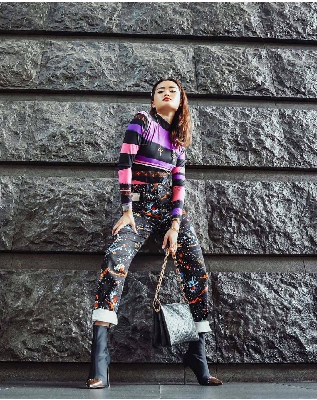 LV HANDLE POUCH MONOGRAM กระเป๋าสะพายกึ่งคลัชท์ สุดล้ำ ใหม่ล่าสุดมาแรงมาก ด้วยความสวยปังตั้งแต่แรกเห็น วัสดุหนังแกะปั๊มลายสวยคม มาพร้อมสาย 2 เส้น เลิศๆ มีสายโซ่ที่มีดีเทลละเอียดไม่ซ้ำ และสายสปอร์ตครอสบอดี้ ที่จะคล้องไว้ทั้งสองเส้นก็ดีงาม หรือสลับใช้ตามลุค