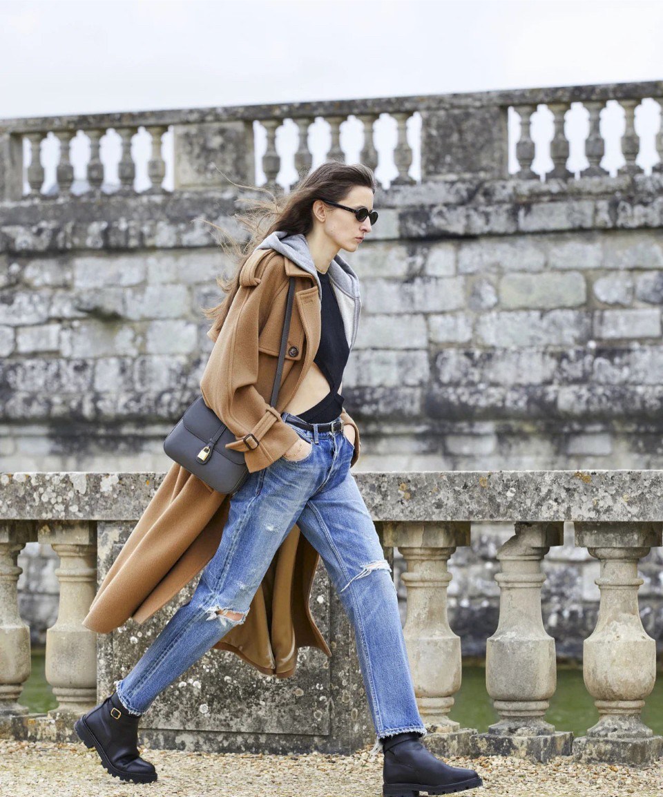 Celine Medium Tabou In Smooth Calfskin พร้อมส่งรุ่นใหม่แล้วค่า กับ CELINE SHOULDER BAG หนังเรียบสวยหรู ปรับดับพวงกุญแจสีทองด้านหน้า ด้านในเปิดด้วยด้วยกระดุม แบ่งช่องใส่ของออกเป็นสัดส่วน พร