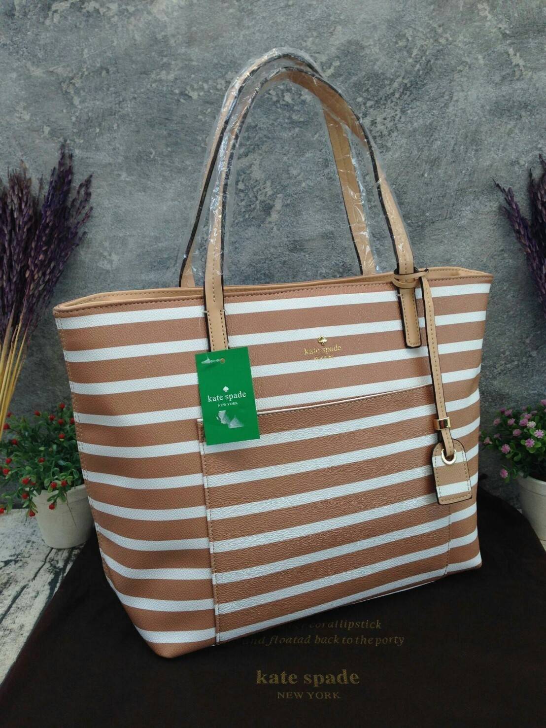 KATE SPADE HYDE LANE STRIPED RILEY LEATHER TOTE BAG กระเป๋าสะพายทรง Tote Bag หนังสวยอยู่ทรง โดดเด่นที่สีทูโทนลายทางห้อยโลโก้ TAGcที่หูกระเป๋า ด้านหน้าประดับโลโก้ มี1ช่องใส่ของ ภายในมีช่องซิป และช่องใส่มือถือ กว้างและจุ ใส่ ipad notebook เอกสาร A4 กระเป๋าส