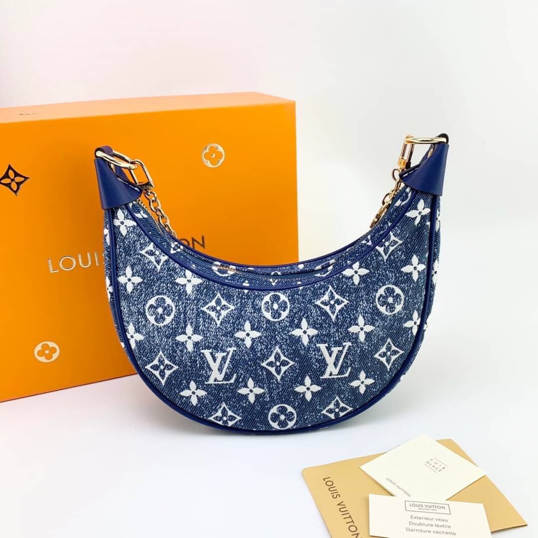 LV Loop Navy Blue Denim Jacquard textile lining / LOUIS VUITTON MONOGRAM LOOP BAG กระเป๋าทรง half-moon Loop พร้อมส่งกระเป๋าทรง half-moon Loop ที่รังสรรค์ออกมาได้สวย เก๋ และดูดีมากๆ ใบจริงสวย น่าใช้มากๆ ได้กับทุกๆวัน ตลอดวันเลยจริงๆ สินค้าเข้าใหม่ แนะนำ ห้