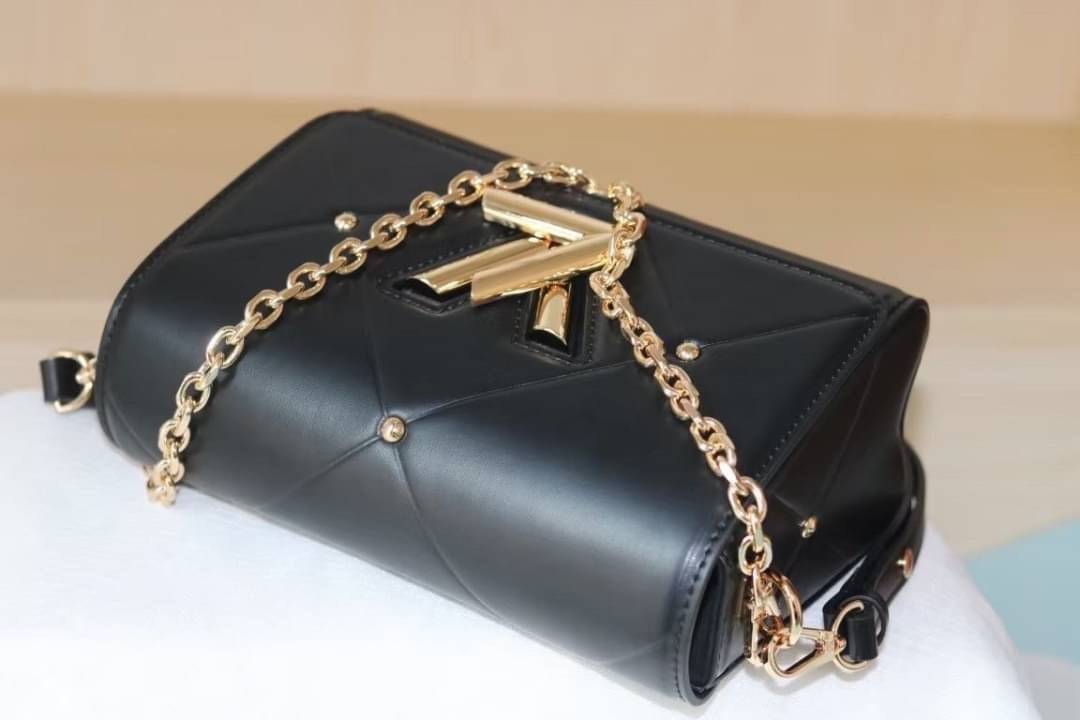 หนังแท้ LOUIS VUITTON Epi Twist Shoulder Bag MM พร้อมส่งที่ไทย เกรดออรินอลงานหนังแท้ทั้งใบ ภาพสินค้าถ่ายจากงานขายจริง ใช้งานต่างประเทศได้