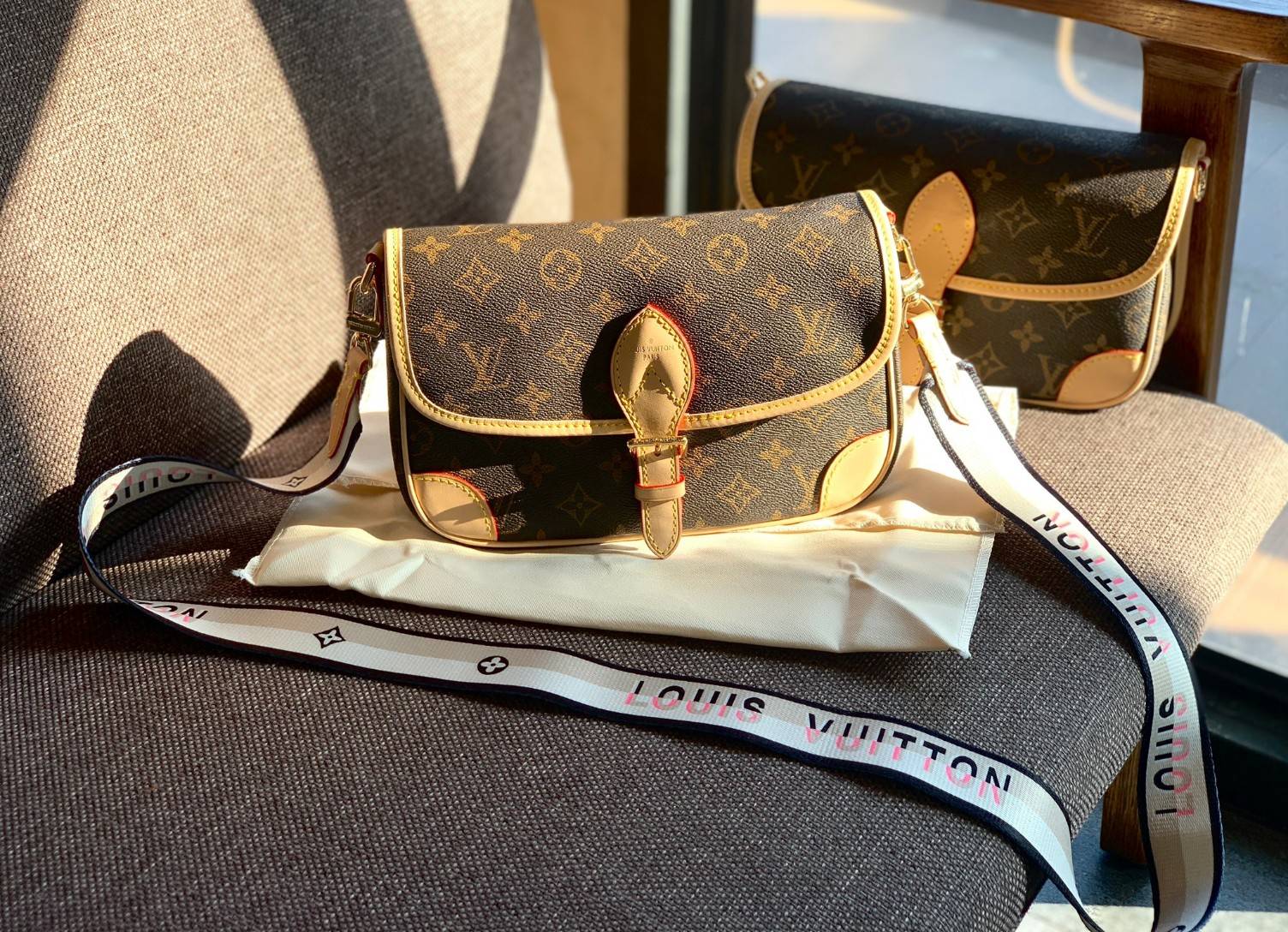 LOUIS VUITTON DIANE MONOGRAM พร้อมส่ง สุดคุ้ม! กับกระเป๋าLV พรีเมี่ยมกิฟ ตปท. หนังแท้ นิ่ม ทรงสวยมากๆค่ะ ((พื้นผิวหนังเป็นการขัดตามธรรมชาติจะมีรอยดำๆตรงขอบหนังนะคะ)) รุ่นนี้มาในลุคสวย หรู ดูชิล เพราะไม่ว่าลุคไหนๆก็เอาจริงๆจ้า! เปิดปิดกระเป๋าแบบกระดุมแม่เห