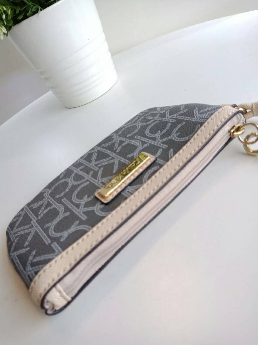 New must have item! กระเป๋าคล้องมือ ทรงน่ารัก จากแบรนด์ calvin klein มีมาให้ช้อปคะ หนัง pvc ทั้งใบอย่างดี มีสายคล้องมือเก๋ ด้านหน้าตกแต่งด้วยโลหะปั้มแบรนด์ เปิดปิดด้วยซิป ด้านในบุด้วยผ้าปั้มแบรนด์ มีช่องใส่บัตรแยก จะใส่ธนบัตรหรือบัตร ก็พกติดตัวในวันสบายๆ