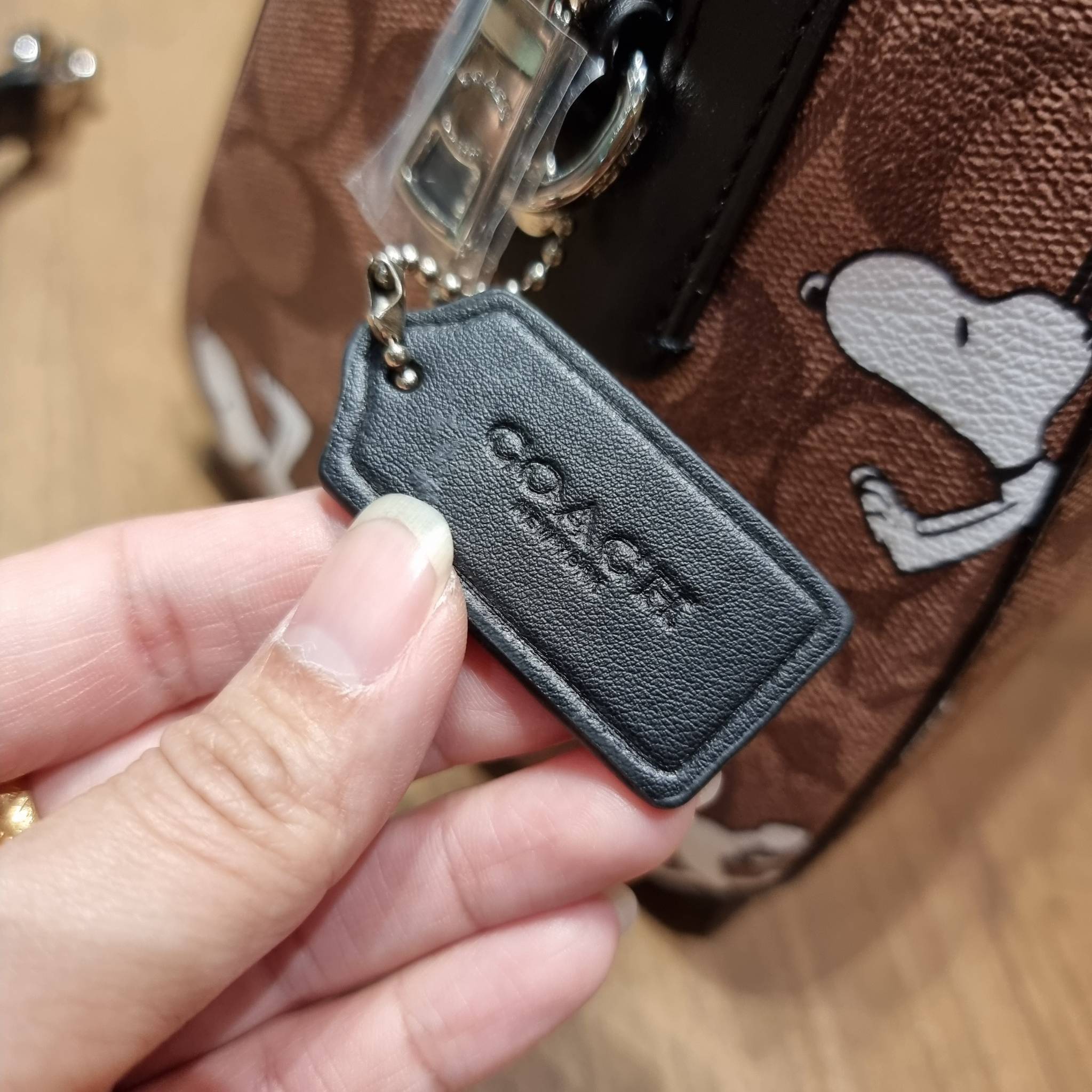 COACH C4118 COACH x PEANUTS ROWAN SATCHEL IN SIGNATURE CANVAS WITH SNOPPY PRINT สนูปพีที่สุดของคอลเลคชั่นแห่งความน่ารัก มาในดีไซน์ของกระเป๋าทรงหมอนยอดฮิต คลาสสิคใช้งานได้ไม่มีเบื่อ รอบนี้มาให้พร้อมสายสะพาย crossbody แบบสปอร์ต ทำให้ใช้งานได้อย่างกระฉับกระเ