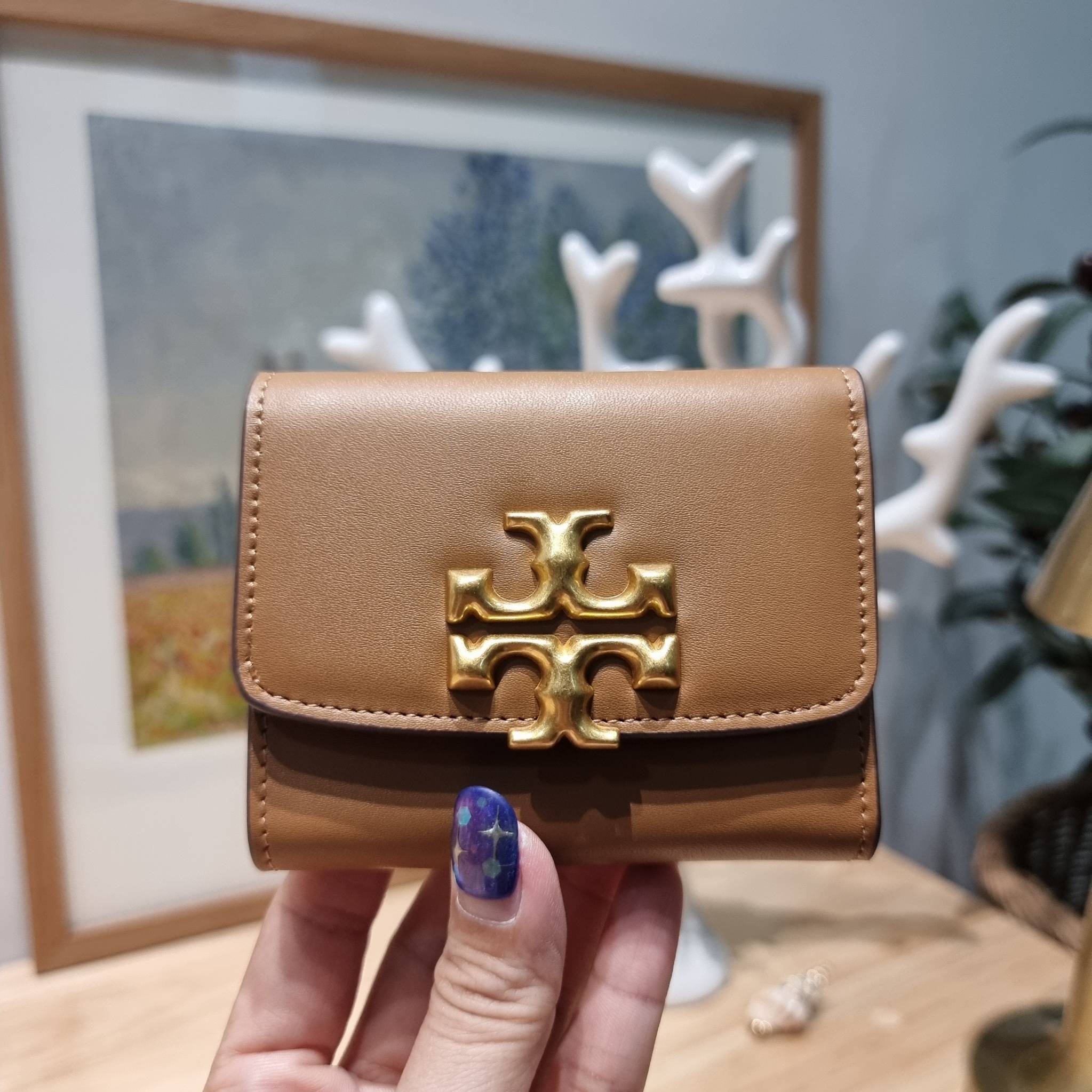 Tory wallet bag / TORY BURCH ELEANOR COMPACT WALLET กระเป๋าสตางค์ใบสั้นรุ่นขายดี แบบพับ ตัวมัมตัวแม่มากๆ ดูหรูหราทุกสี ดีไซน์คลาสสิค ขนาดกำลังพอเหมาะ โดดเด่นด้วยโลโก้สีทองดูแพง