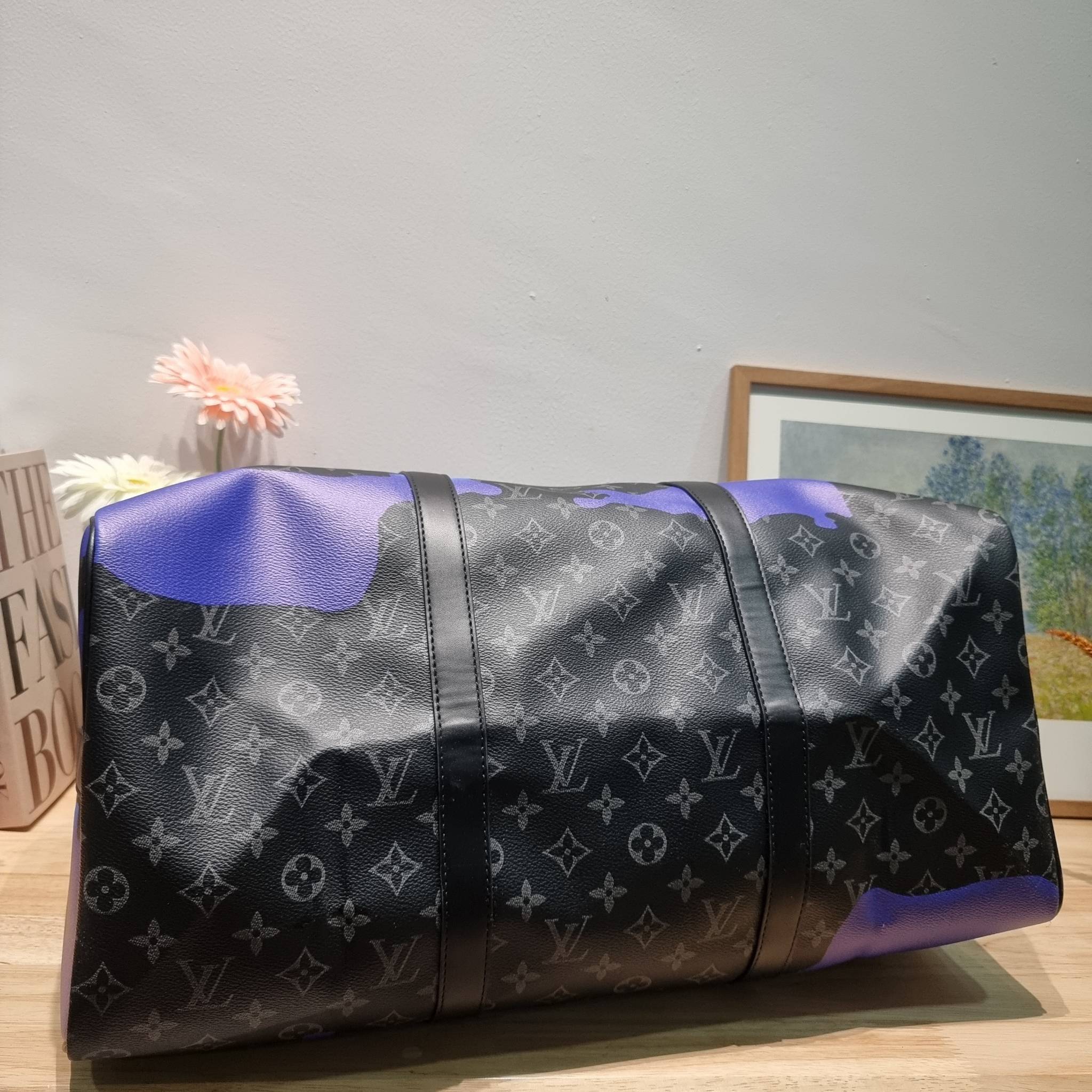 LV KEEPALL 45B BAG กระเป๋าเดินทางสุดคลาสสิค KEEPALL BANDOULIERE MONOGRAM ECLIPSE REVERSE MULTICOLOR สะท้อนแรงบันดาลใจจากคอลเล็คชั่น “Room with a View” สำหรับสิ้นปี 2022 ทึ่ใครๆก็เฝ้ารอ ไอเท็มที่จะทำให้การเดินทางไม่ธรรมดาอีกต่อไป ด้วยดีเทลความเป็นเอกลักษณ์