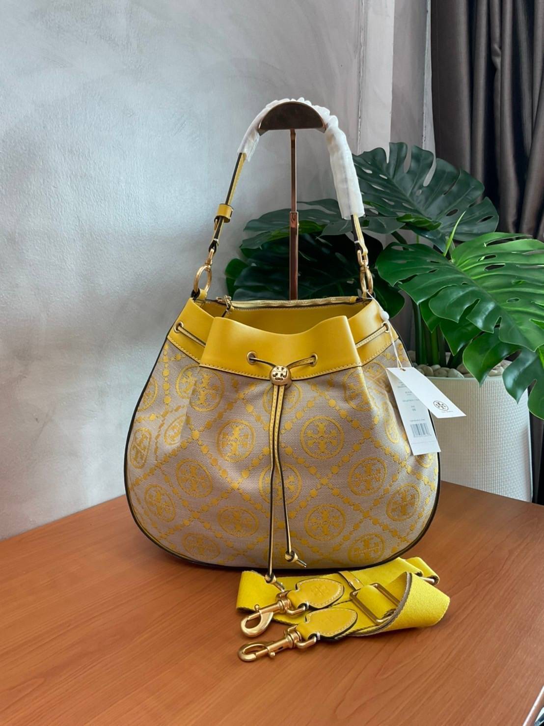 Tory burch t monogram jacquard drawstring hobo New Collection 2021 กระเป๋าถือและสะพายข้าง Monogram จาก tory burch ทำจากผ้าใบ jacquard ตัดด้วยหนังวัวแท้