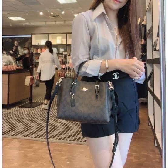 OUTTLET 】COACH MOLLIE TOTE 25 (C4250 C4084) น้องคนสวยอีกหนึ่ง!! กระเป๋าโท้ทไซส์เล็กที่สาวๆหลงรัก ดีไซน์คลาสสิคเหมือนเดิม เพิ่มเติมคือสะดวกขึ้นเยอะ!! ย่อส่วนมาจากใบใหญ่เป๊ะๆ น่ารักน่าใช้มากๆ วัสดุหนัง crossgrain ทนทาน ใช้งานง่าย เรียบหรูดูดีม้าก!! ภายในโล่