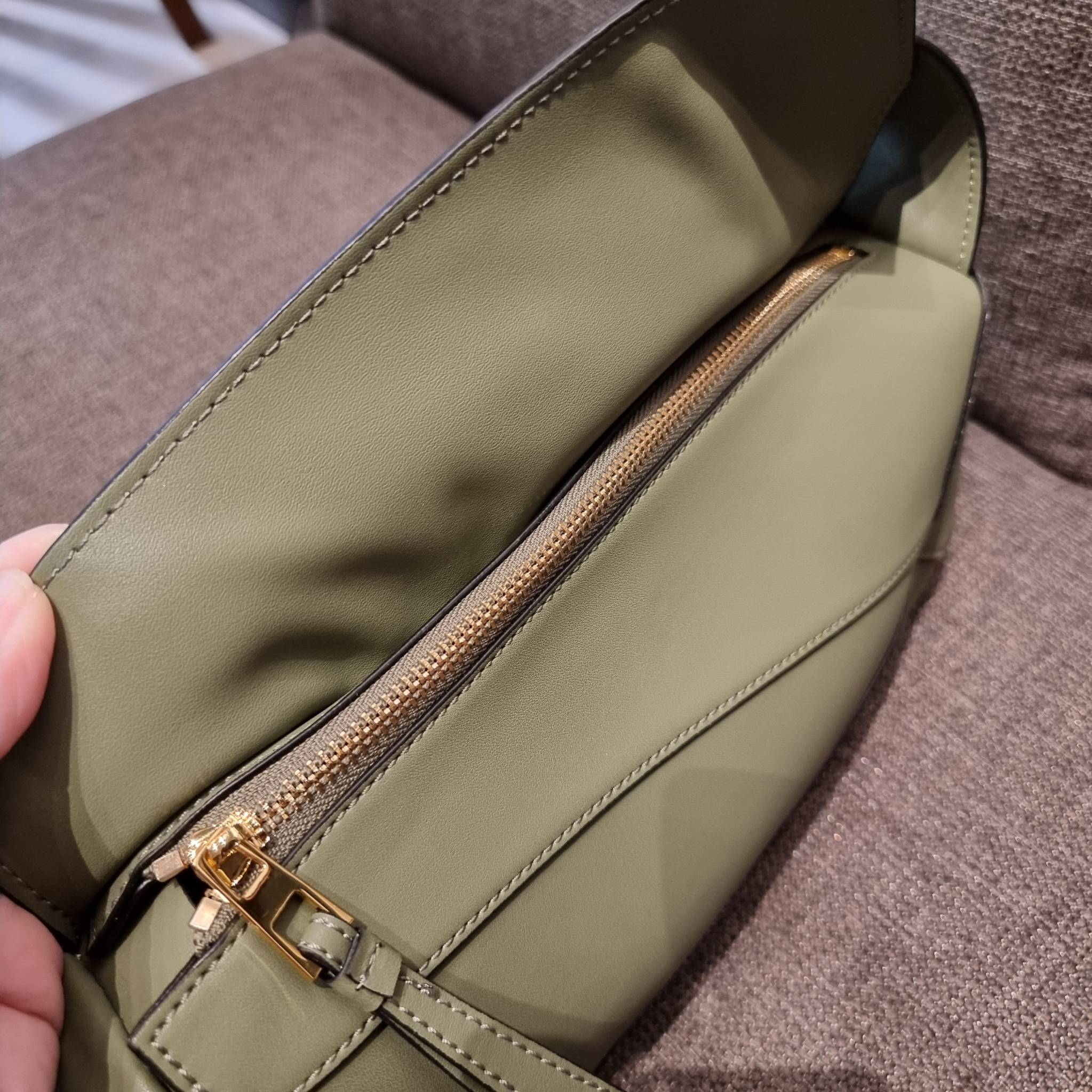 LOEWE PUZZLE HOBO BAG ใหม่ล่าสุด กับแบรนด์ที่มีดีไซน์โดดเด่นเป็นเอกลักษณ์ สวยหรูทุกรุ่นจริงๆ!! กระเป๋าสะพายโฮโบ ทรงสวย สไตล์พัซเซิลคลาสสิค วัสดุหนังวัวฟอกสี นิ่มมือ ฟินมาก!! เปิดใช้งานด้วยซิป ที่ภายในโล่งกว้าง ใส่ของสำคัญได้ครบไม่มีพลาด แบบสบายๆ มาพร้อมสา