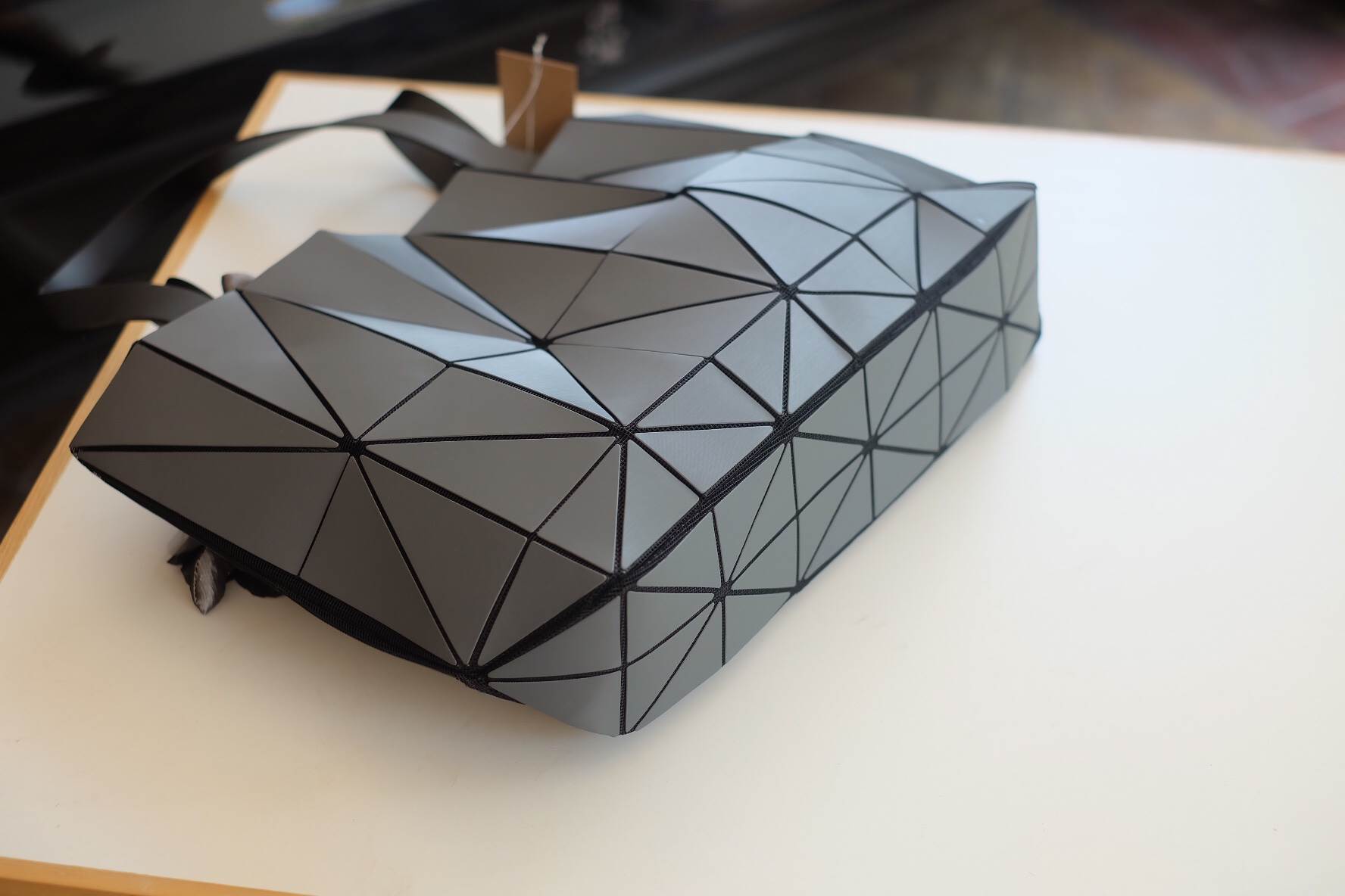 ห้ามพลาดเลยค่า ได้ สีใหม่ ลายใหม่ Metallic Grey 💕ทรงสุดฮิตจากแบรนด์ David Jones ใบนี้ มาพร้อมกับน้องกระต่ายสีเข้า set กับกระเป๋าคะ กระเป๋า ทรง Tote ตัวกระเป๋าเย็บติด ด้วยแผ่นอคิลิค สุดหรู ดีไซน์เกร๋ จุดเด่นที่ น้ำหนักเบา สามารถ ถือ หรือ สะพายไหล่ไ