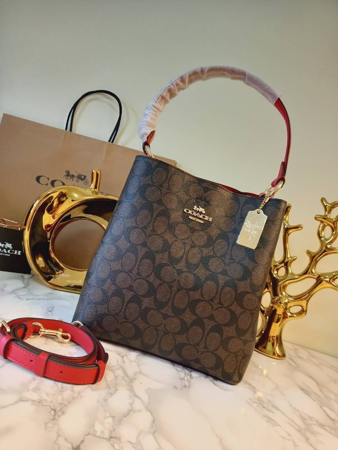 ใบใหญ่ 10" COACH TOWN BUCKET BAG IN SIGNATURE CANVAS (COACH 91512) 🌺 เป็นสีที่ขายดีมากๆ และหายากมากๆด้วย!! //ขนาด 10 นิ้ว ใส่ของได้จุใจ!! //กระเป๋าสะพายข้าง //วัสดุหนังแคนวาสอย่างดี หนังสวย อยู่ทรง มีสายสะพายยาว ใช้สะพายเป็นคลอสบอดี้ได้ สายยา