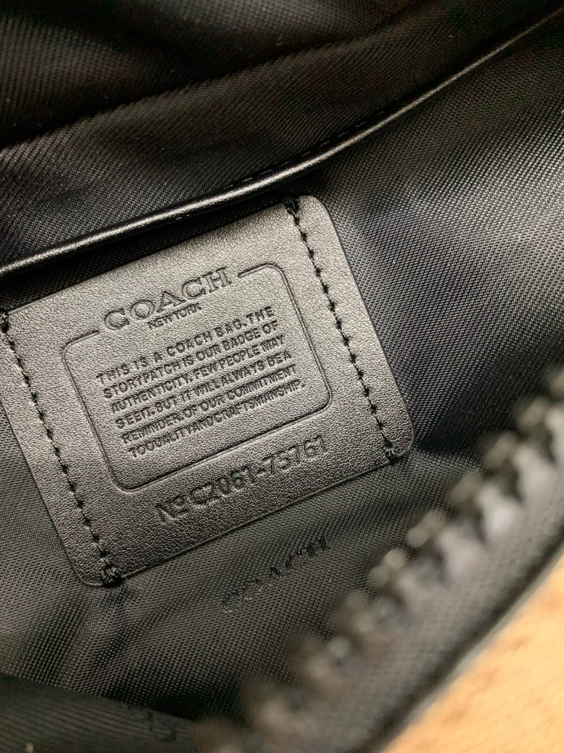 OUTTLET 】COACH Rivington Belt Bag In Signature Canvas With Rexy By Guang Yu (75761) กระเป๋าคาดอก หนังแท้เรียบ นิ่มสวย ด้านหน้าเด่นด้วยลายปริ้นท์เก๋เท่ มากๆค่ะ มีช่องซิปหลักให้2ช่องใส่ของได้จุเลยนะคะ สายคาดเลื่อนปรับแบบฟรีไซด์ค่ะ 📌ใบจริงสวย สะพายวั