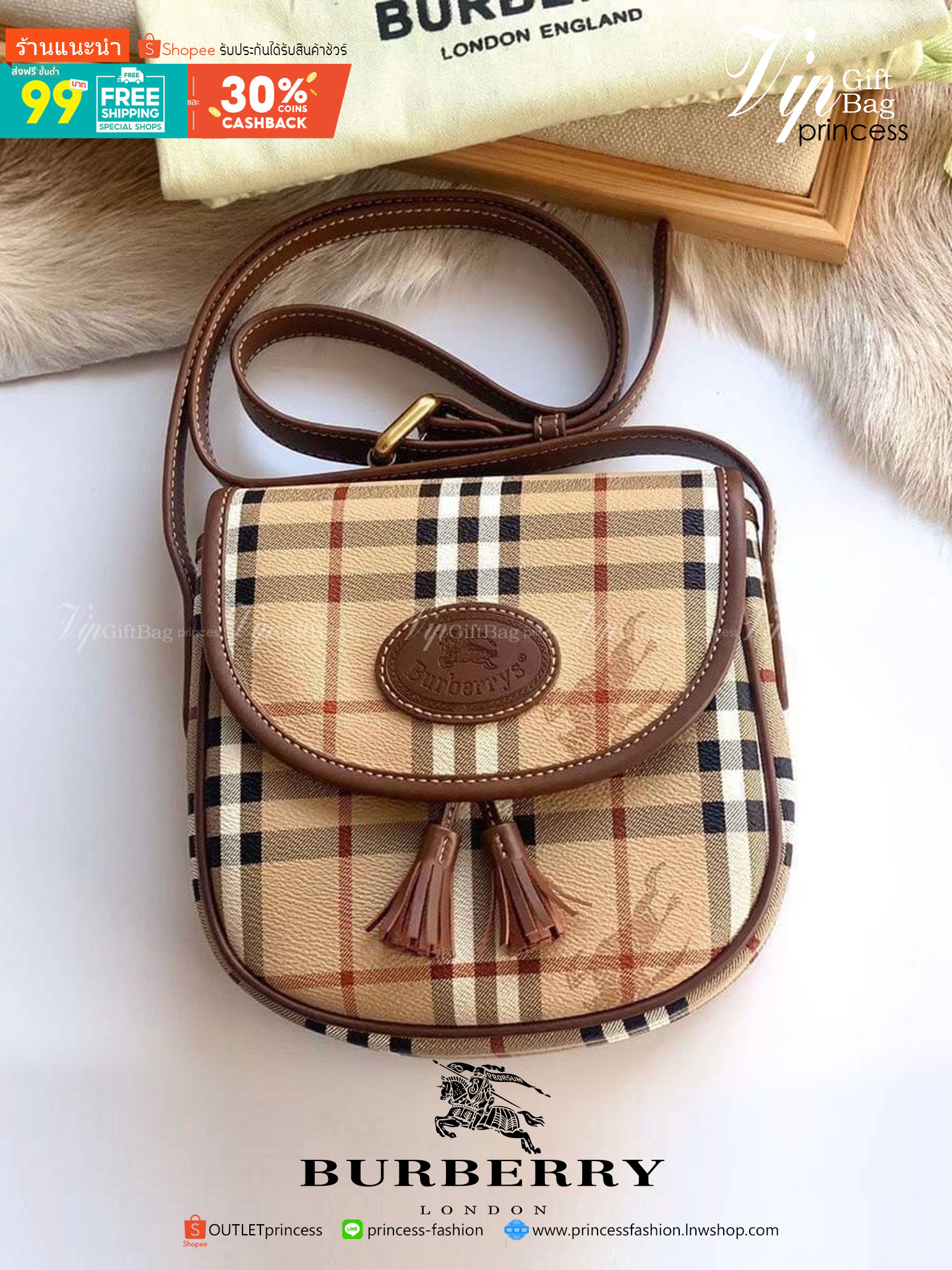 BURBERRY CROSSBODY VINTAGE BAG VIP GIFT WITH PURCHASE (GWP) พรีเมี่ยมกิ๊ฟ Limited Edition จากBURBERRY วัสดุหนังPVC สวยอยู่ทรง เปิดปิดด้วยฝาปิดกระดุมแม่เหล็กประดับริบบิ้นพู่