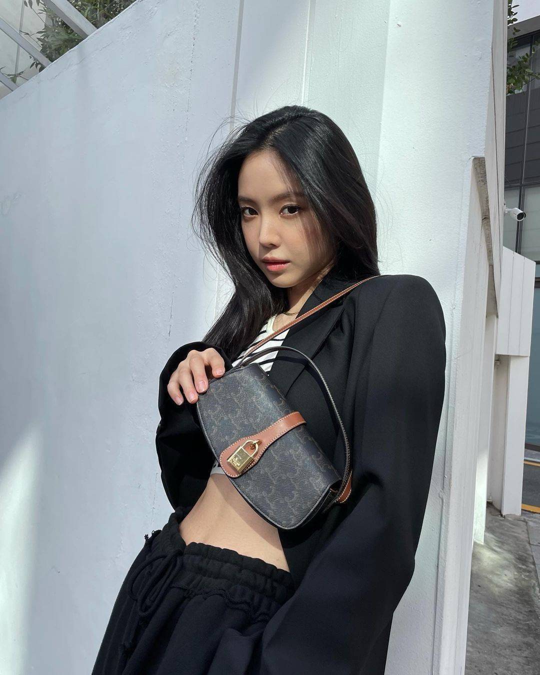 CELINE MINI CROSSBODY BAG VIP GIFT WITH PURCHASE (GWP) กระเป๋าพรีเมี่ยมกิ๊ฟ Limited Edition จาก CELINE PARFUME DUTYFREE COUNTER วัสดุ TRIOMPHE CANVAS ดีไซน์สุดคลาสสิคเปิดปิดด้วยฝาปิดแม่เหล็ก ด้านหน้าตกแต่งด้วยแม่กุญเเจแบรนด์สามารถใช้งานจริงได้ ภายในโล่งมี