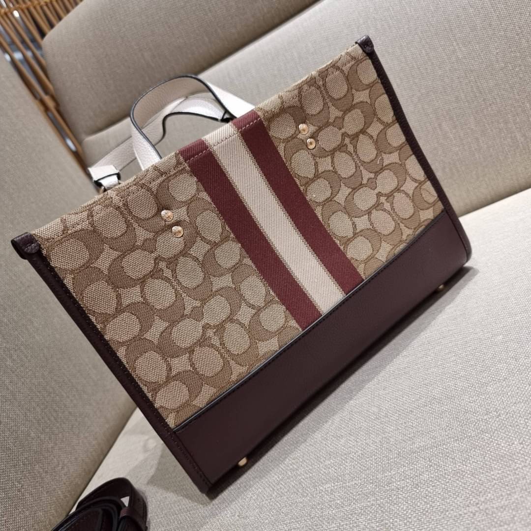 ใบใหญ่ COACH C8407 DEMPSEY CARRYALL IN SIGNATURE JACQUARD WITH STRIPE AND COACH PATCH ใบใหญ่ จุใจ คอลเลคชั่นใหม่ สีที่สาวๆรอคอย สวยคม ละมุนและมีความหรูในตัว กับกระเป๋าทรงโท้ท ไซส์ใหญ่ที่สามารถจุของได้แบบไม่ต้องกังวล ฟังก์ชั่นการใช้งานสะดวกที่สุด มีทั้งสาย