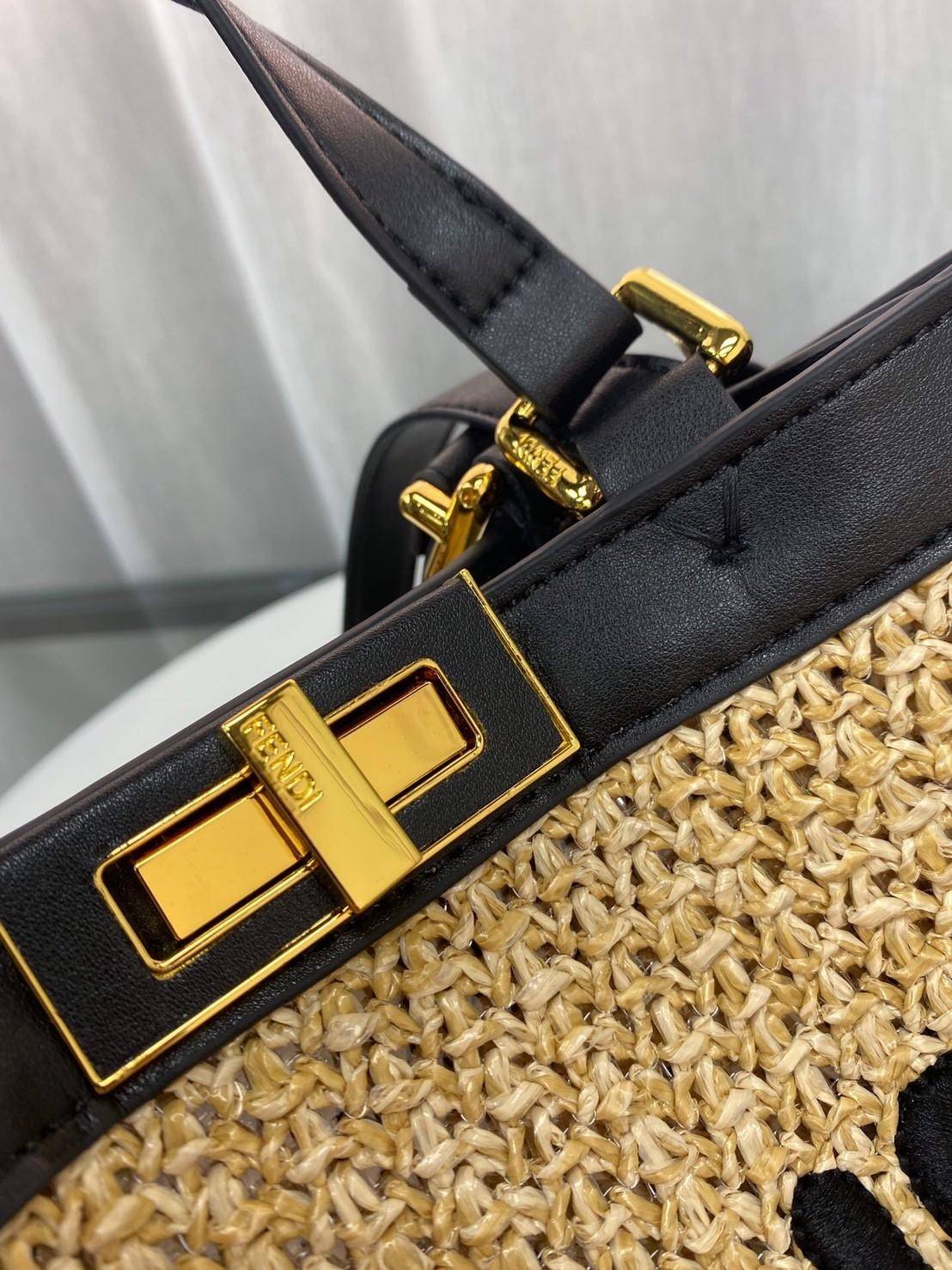 Fendi New Tote Gift bag กระเป๋าสานถือหรือสะพายข้าง ด้านหน้าปักโลโกแบรนด์ อะไหล่ทองหรูหรา น้ำหนักเบา ด้านในโล่ง จุของได้เยอะ สายสั้นสายยาวถอดสายไม่ได้ พับเก็บด้านในกระเป๋าได้ เหมาะกับวันสบายๆ ใบเดียวเที่ยวได้หมดไม่มีเอ้า จะถือหรือสะพายข้างก็เริ่ด ใบนี้เรีย