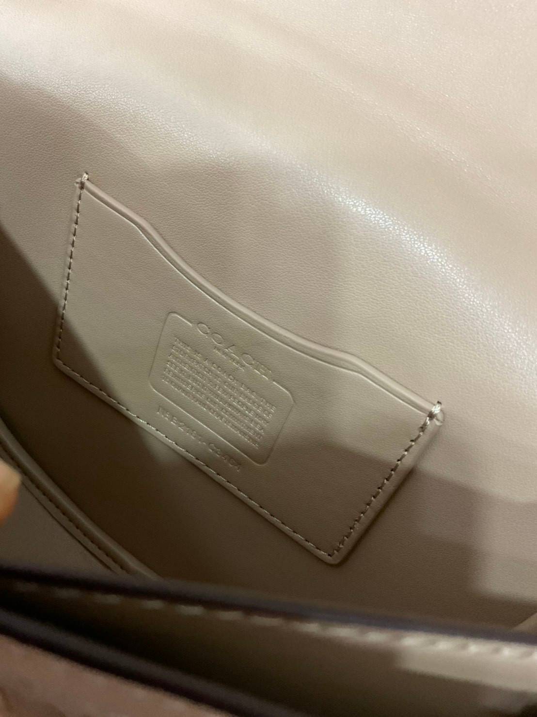 COACH ALIE SADDLE BAG IN SIGNATURE JACQUARD (C4694//C3464) New item!! กระเป๋าสะพายทรง saddle ดีไซน์วินเทจย้อนยุค แฝงความหรูในตัวด้วยอะไหล่สีทองเหลือง โดดเด่นไม่ซ้ำใครแน่นอน วัสดุผ้า jacquard สลับหนังแท้ ภายในเป็นช่องโล่ง มาพร้อมสายสะพายครอสบอดี้ ที่สามารถ