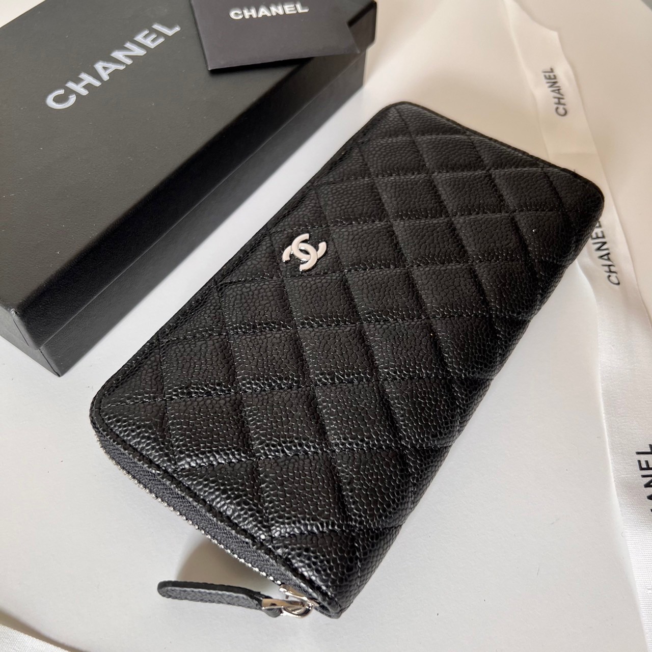 หนังแท้ CHANEL LONG WALLET รุ่นยอดนิยมไอเท็มฮิตวัสดุหนังคาเวียร์สวยคลาสสิคเปิดปิดด้วยฝาปิดกระดุมด้านหน้ามีโลโก้แบรนด์อะไหล่ทอง/เงินสวยหรู ภายในสีแดงเบอกันดี้ มีช่องซิปด้านในเรียกว่าใบเดียวจบ เป็นใบยอดนิยมของสาวๆ เลยค่าา พร้อมส่งที่ไทยไม่ต้องรอพรีฯ สาวก Ch
