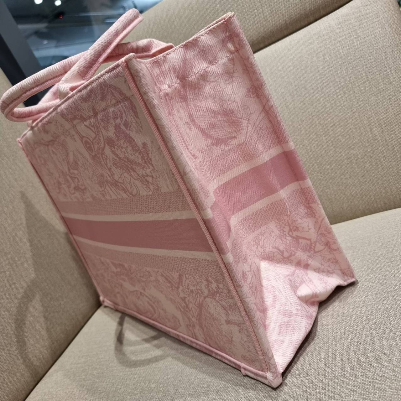 VIP 】HOT ARRIVAL!! DIOR CD SHOPPING BAG WITH GWP กระเป๋าทรงช้อปปิ้งใบใหญ่ จุใจ!! พรีเมี่ยมกิ๊ฟรุ่นดับเบิ้ลฮอต ดีไซน์คลาสสิควินเทจ สวยหรู วัสดุผ้าแคนวาสลายกราฟฟิค ภายในโล่งกว้างมากๆ ใส่ของจุสุดๆ โน้ตบุ้ค ไอแพด กระเป๋าสตางค์ มือถือ หรือเสื้อผ้ายังได้ สะพายค