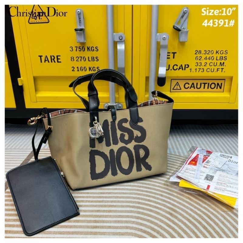 Dior Toujours Tote Bag Graffiti Printed กระเป๋าทรงโท้ทรุ่นใหม่สุดฮิต พร้อมใบเล็ก ดีไซน์ใหม่ล่าสุด ที่มีทั้งความละมุนและหรูหราในตัว ใช้งานง่าย ด้านในกระเป๋ากว้างมาก จุของได้สบายๆ