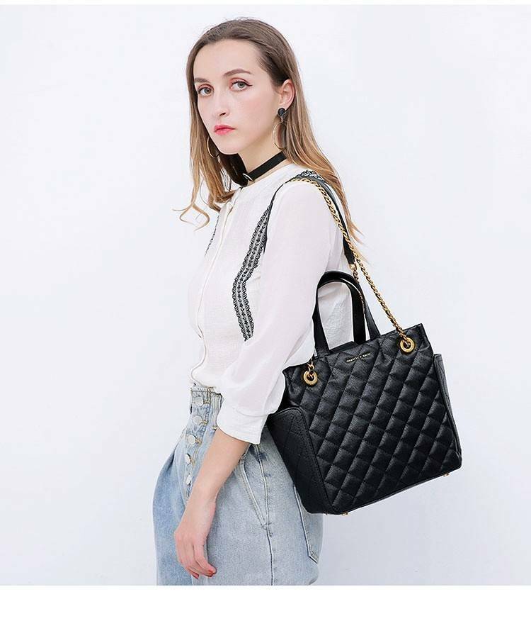 CHARLES & KEITH HANDBAG กระเป๋าถือหรือสะพายดีไซน์สวยหรูวัสดุหนังคาเวียร์อยู่ทรง ด้านหน้ามีโลโก้ ด้านข้างมีช่องใส่ของ มีหูจับถนัดมือ พร้อมสายสะพายโซ่มีที่รองบ่าสามารถใช้สายคู่สะพายไหล่หรือสายเดี่ยว Crossbody ได้ มีหมุดรองฐานกันรอย ภายในมีช่องซิปเเละช่องใส่