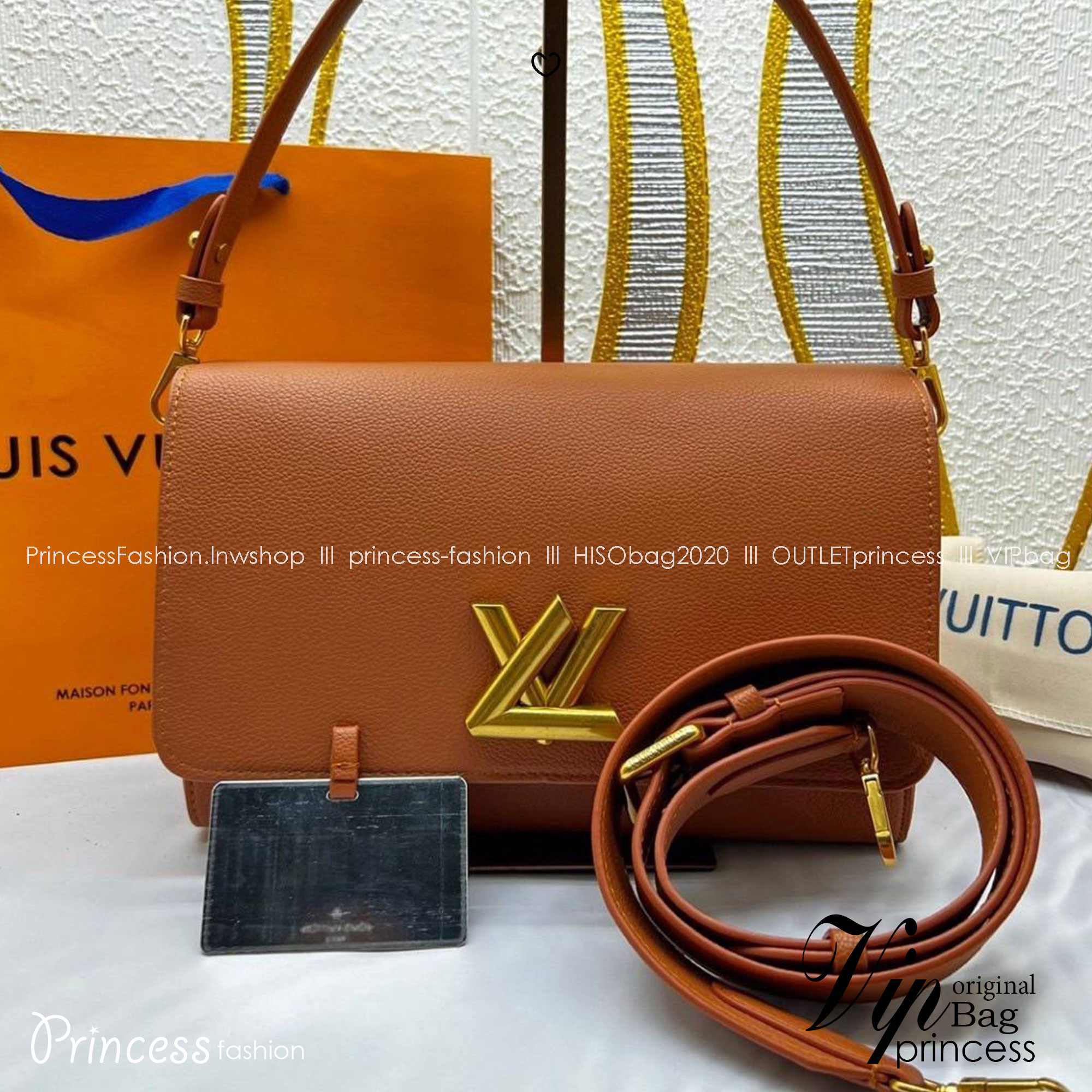 LV Twist Bag 27cm กระเป๋าสะพายดีไซส์เรียบหรูดูแพง ต้องยกให้รุ่นนี้ โลโก้อะไหล่สีทองหรูหราโดดเด่น ที่สุดของความสวยคลาสสิคย้อนยุค ภายในเป็นช่องโล่ง ควรมีติดตู้ไว้ซักใบค่ะ