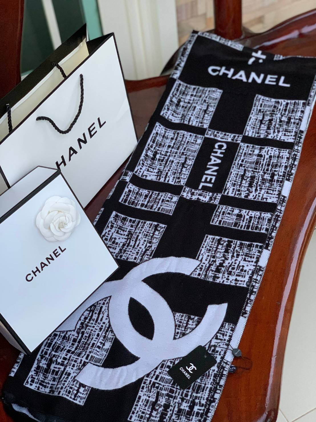 Chanel Shawl Wrap Scarf (With Box) พลาดไม่ได้กับของขวัญสำหรับเทศกาลดีๆที่กำลังจะมาถึง ส่งมอบความรู้สึกดีๆให้กับคนที่คุณรัก ด้วยผ้าพันคอ หรือ ผ้าคลุมจากแบรนด์ดัง ด้วยเนื้อผ้าแบบcashmereที่ถักทอแบบเนื้อละเอียด จึงทำให้นุ่มน่าสัมผัส ให้ความอบอุ่นได้ดี ไม่ว่า