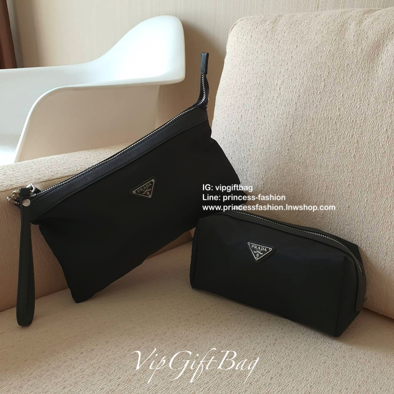 PRADA DUO SET CROSSBODY" ซื้อ 1 ได้ถึง 2 ใบ คุ้มมากค่ะ วัสดุทำจากผ้า Nylon อย่างหนา ใบใหญ่ มีสายหนังปรับได้3ระดับ เปิดปิดด้วยซิปภายในบุผ้าลายแบรนด์อย่างดี มีป้ายโลกะแบรนด์ ใส่กระเป๋าสตางค์ยาว มือถือ เครื่องสำอางค์ ได้สบายคะ ขนาดกะทัดรัด ไม่ใหญ่ไม่เล็