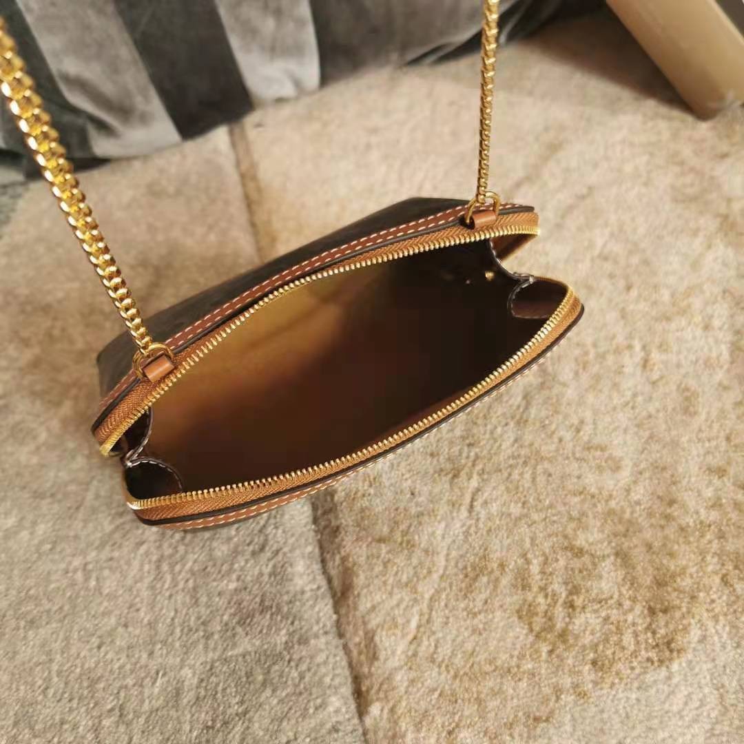 VIP 】หนังแท้ CELINE CLUTCH WITH CHAIN IN TRIOMPHE CANVAS AND LAMBSKIN WHITE/TAN กระเป๋าคลัทช์ดีไซน์เรียบหรูออกแบบมาได้อย่างลงตัว พร้อมสายสะพายโซ่ทองสุดหรู ด้วยรูปทรงที่สวยงามและทันสมัย สามารถใส่กระเป๋าสตางค์ใบสั้นหรือเครื่องสำอางค์ได้ตามขนาดกระเป๋า ในเรื่