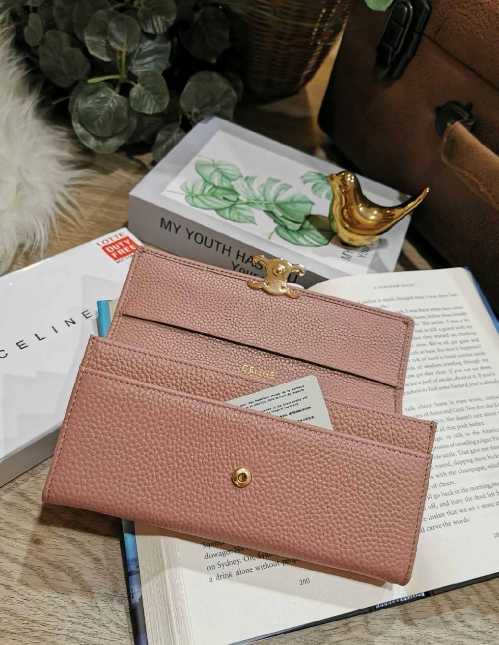 CELINE LONG WALLET BAG VIP วัสดุหนังแท้เทคเจอร์สวยอยู่ทรงมีโลโก้ด้านหน้า ภายในมีช่องใส่บัตรหลายช่อง มีช่องซิปใส่เหรียญ หัวซิปแบรนด์อะไหล่ทอง มีช่องใส่ธนบัตรหลายช่องเเยกเป็นสัดส่วน ใส่แบงก์พันได้ ใส่มือถือ iphone ได้ ภาพถ่ายจากสินค้าจริง! มาใน Original Pac