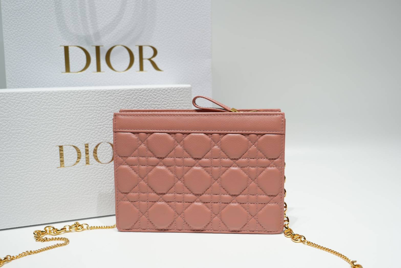Caro Every Dior Pouch / Dior Clutch Bag Cloud Supple Cannage Leather กระเป๋าทรงคลัชพอช หนังแท้ ทรงเสนห์ผสมผสานดีไซน์ทันสมัยและใช้งานง่ายได้จริงหลายโอกาส เกรดท็อปออริ เทียบแท้ 1:1 ใช้งานต่างประเทศ