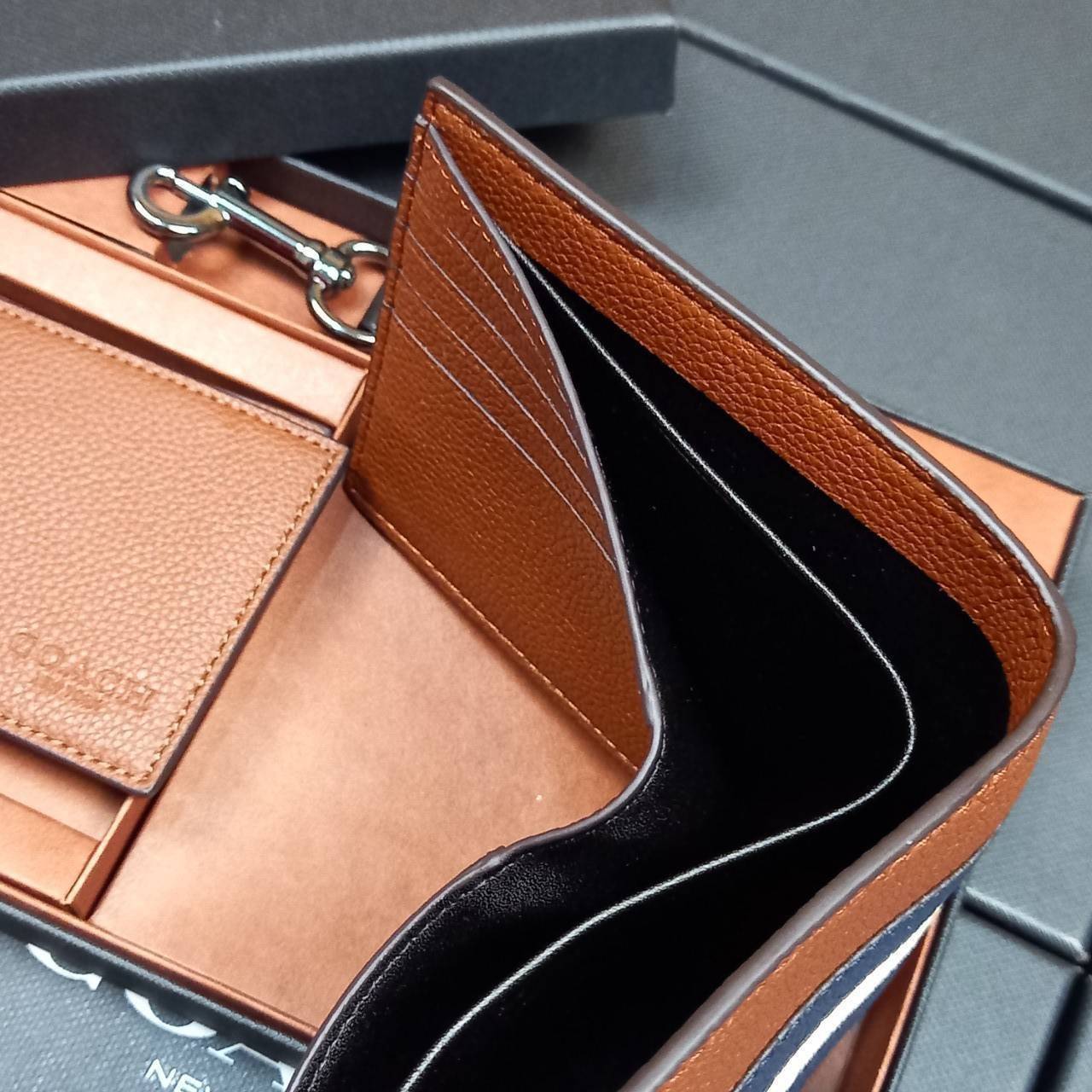 COACH 3-IN-1 WALLET WITH VARSITY STRIPE WITH KEY FOB LIMITED BOX (COACH F24649)🍁กระเป๋าสตางค์ มี ID ใบลูก สำหรับใส่บัตรแยก มีพวงกุญแจ ใช้แล้วดูหล่อสุดๆ🔸️**จะใช้เอง หรือเป็นของขวัญให้คนสำคัญ ก็ตอบโจทย์มากๆ **รับประกันว่า หยิบใช้แบบวางไม่ลงก