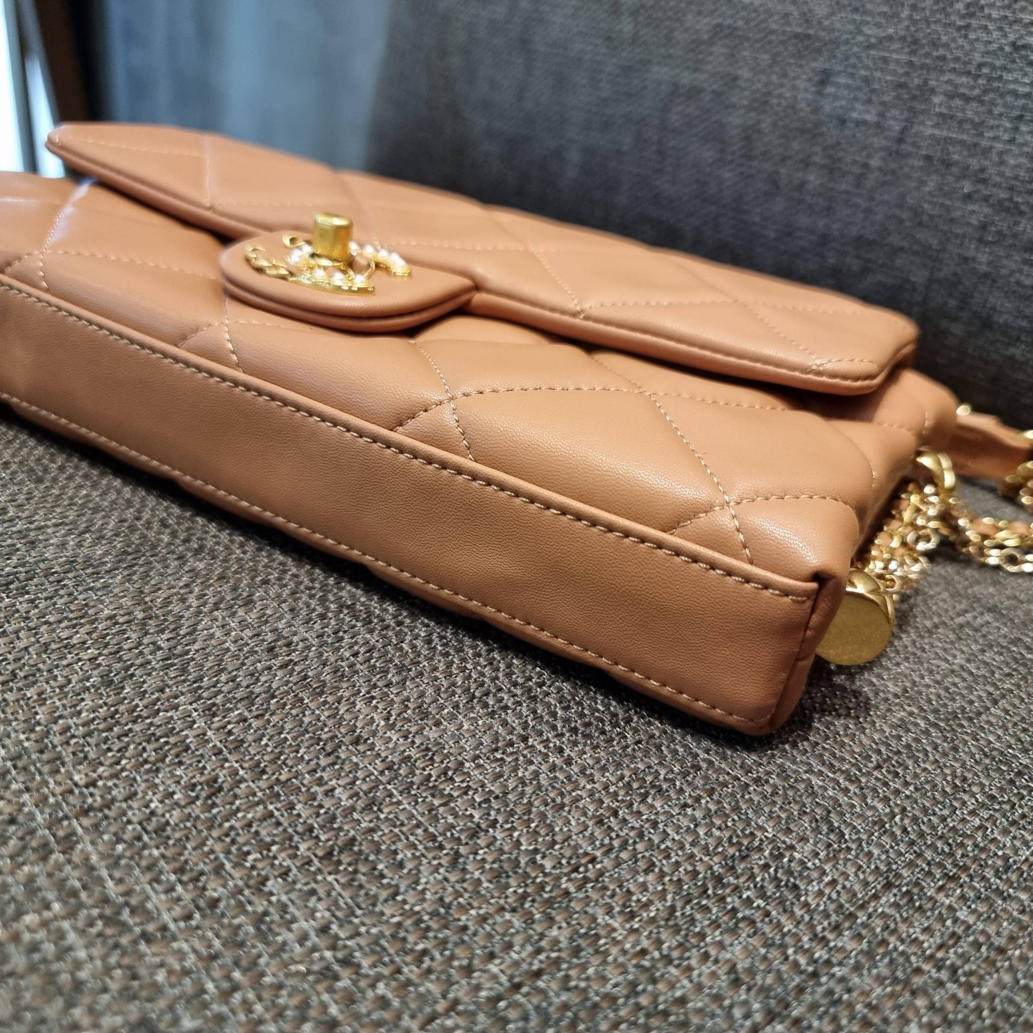 VIP 】สวยหรูพร้อมเสิร์ฟ!! กับไอเท็มสุดเลิฟจาก Chanel กระเป๋าสะพายที่สุดของความคุ้มค่า วัสดุหนังแกะนิ่มเต็มใบ เปิด-ปิดกระเป๋าด้วยตัวบิดล็อค ภายในกระเป๋าบุผ้าสวยหรู มีช่องโล่งกว้างจุของได้สบาย ใส่โทรศัพท์ กระเป๋าสตางค์ได้ มีช่องซิป 1 ช่อง ช่องย่อย 1 ช่อง ดีเ